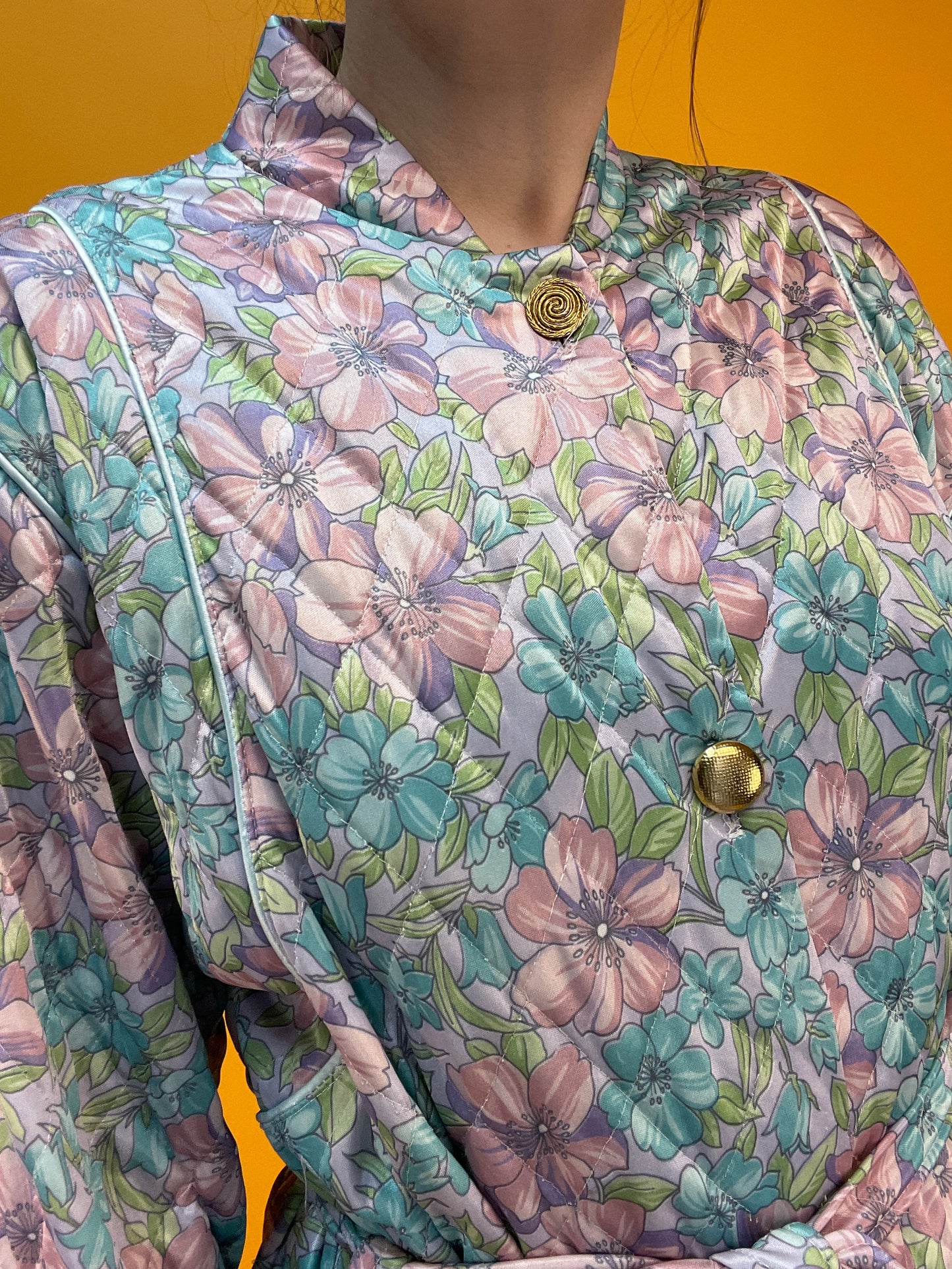 Famoser 70s Morgenmantel mit satinhaft schimmerndem Pastellblumen-Print