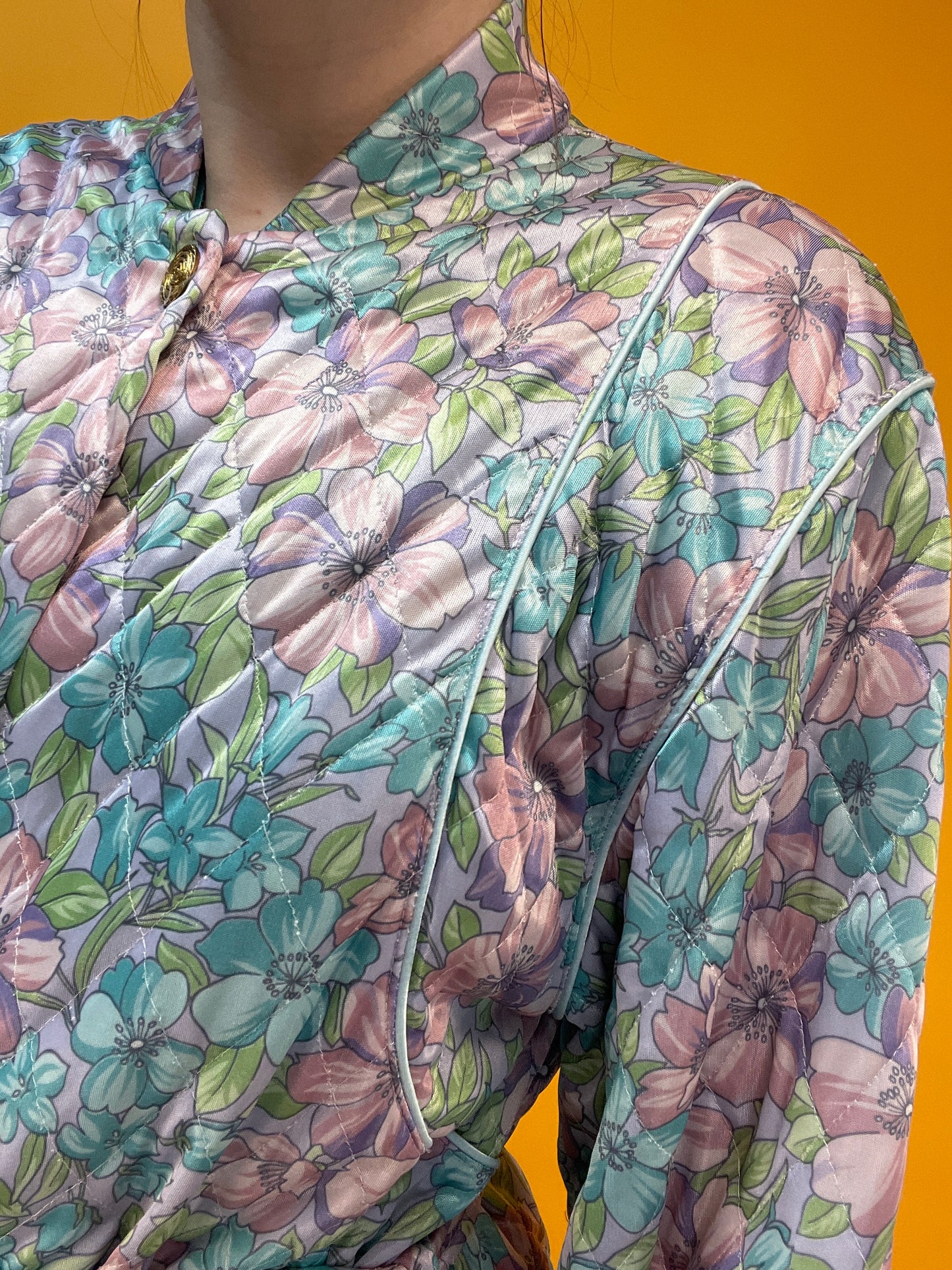 Famoser 70s Morgenmantel mit satinhaft schimmerndem Pastellblumen-Print