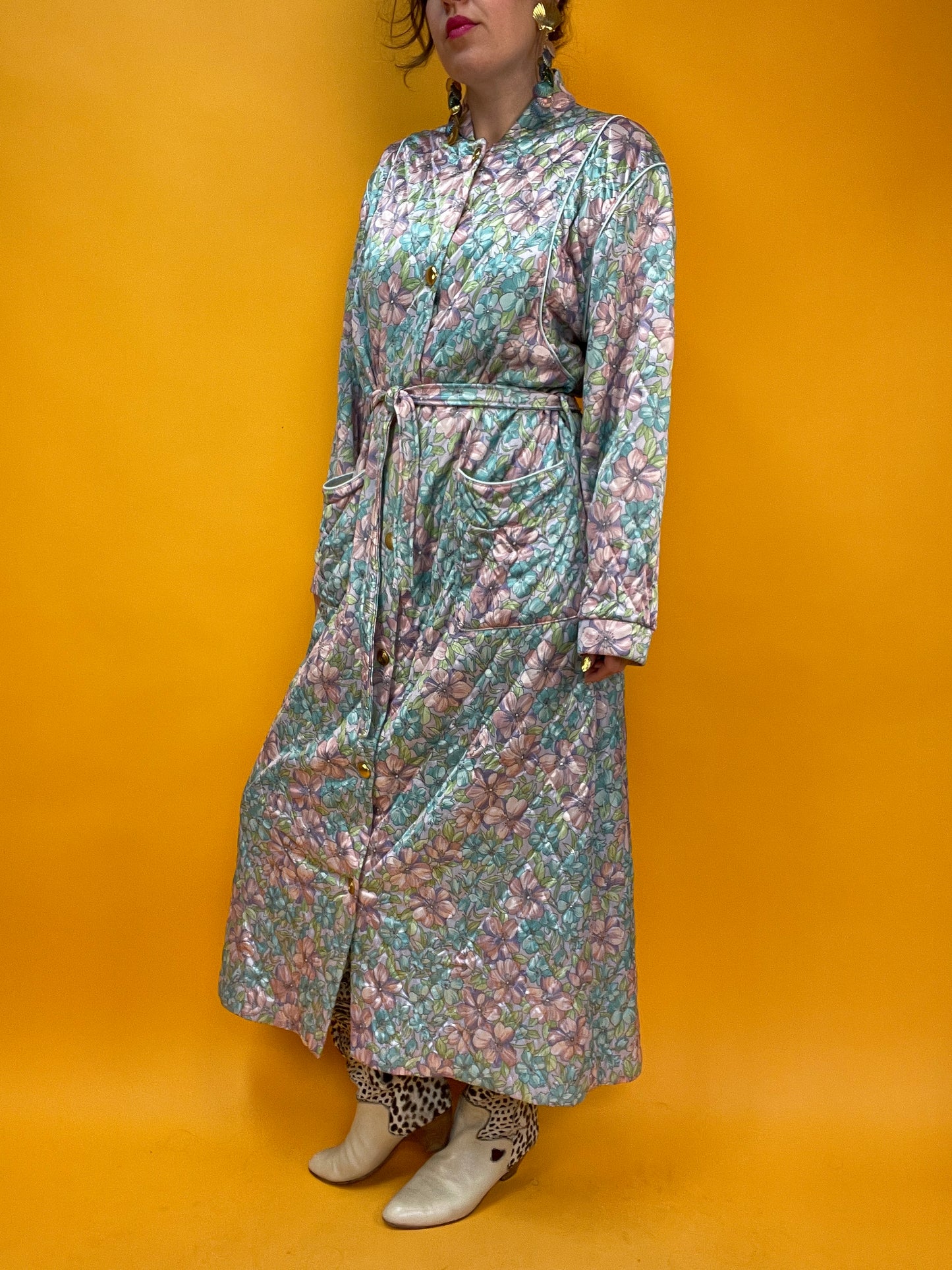 Famoser 70s Morgenmantel mit satinhaft schimmerndem Pastellblumen-Print