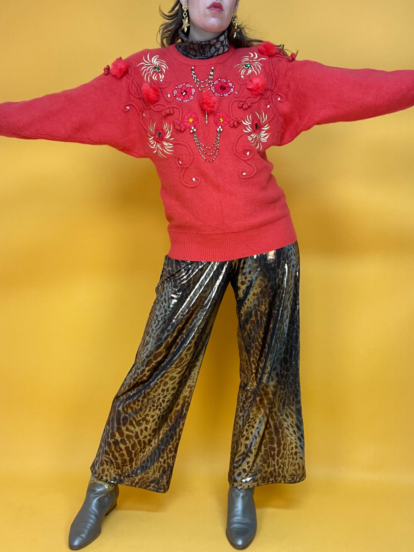 Korallenfarbener 80s Strickpulli mit opulenten Applikationen