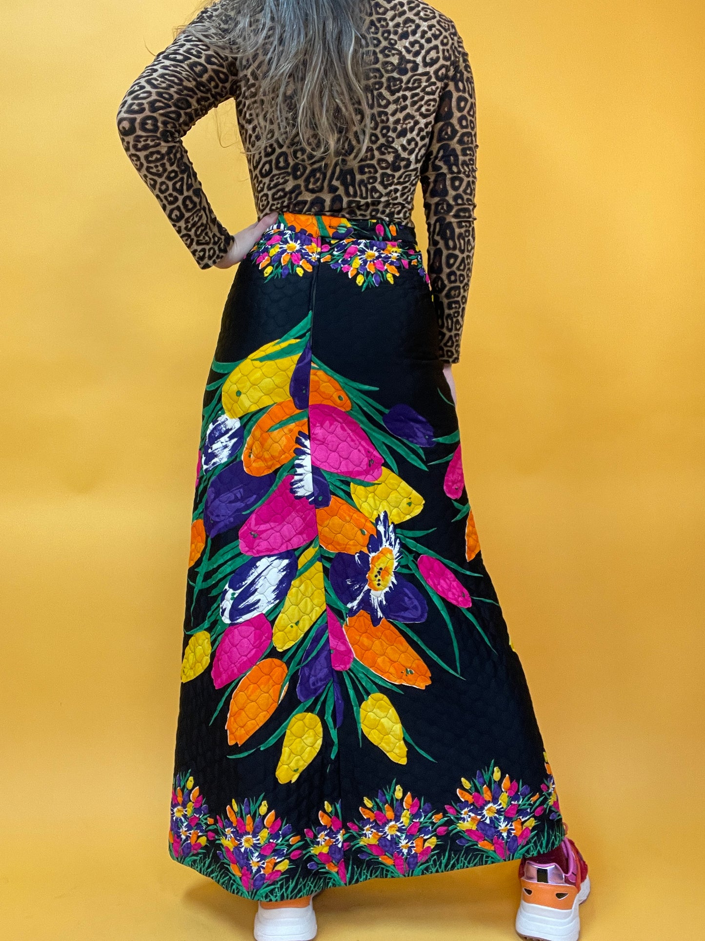 Leicht wattierter 70s Stepprock mit großformatigem Blumenprint