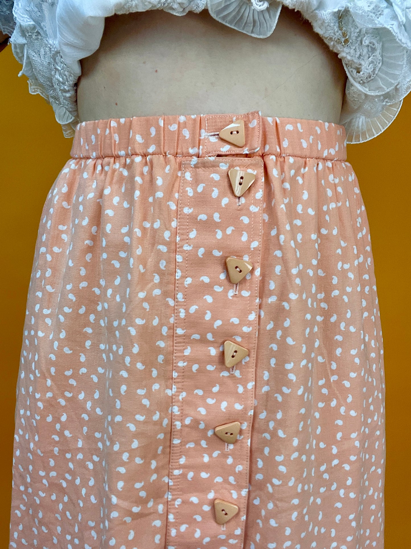 Peachfarbener 80s Sommerrock mit kleinem Paisley Muster