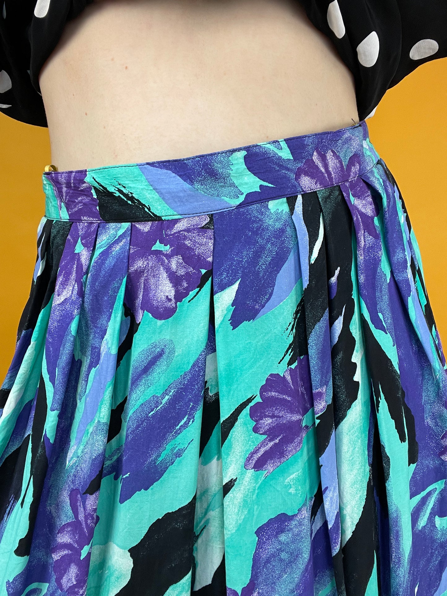 Knalliger 80s/90s Faltenrock mit poppigem Print