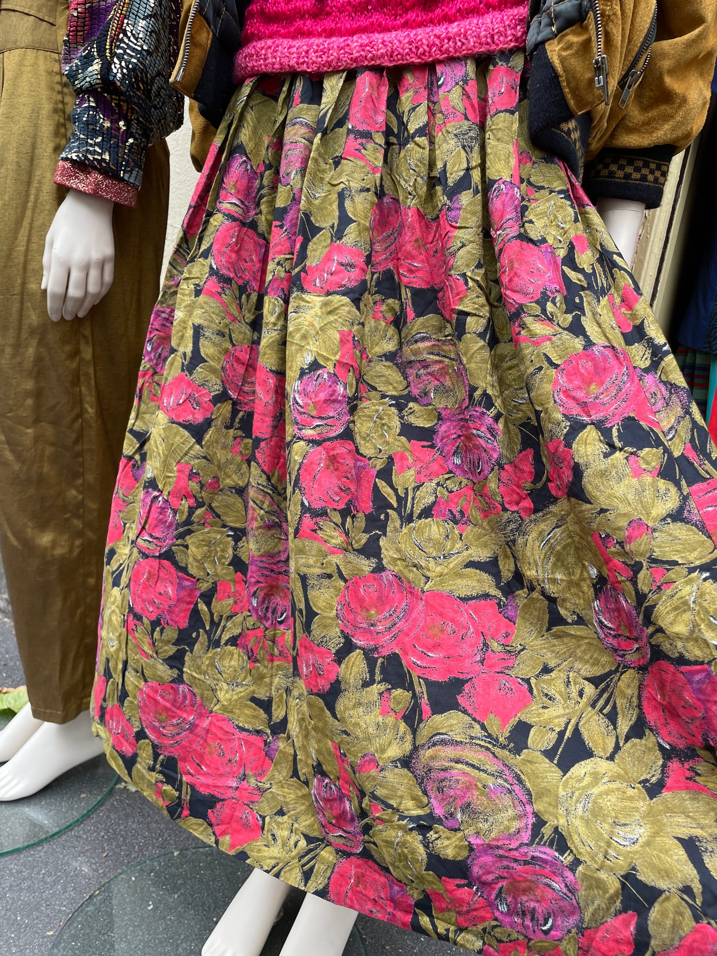 Herbstlicher Faltenrock mit Blumenprint