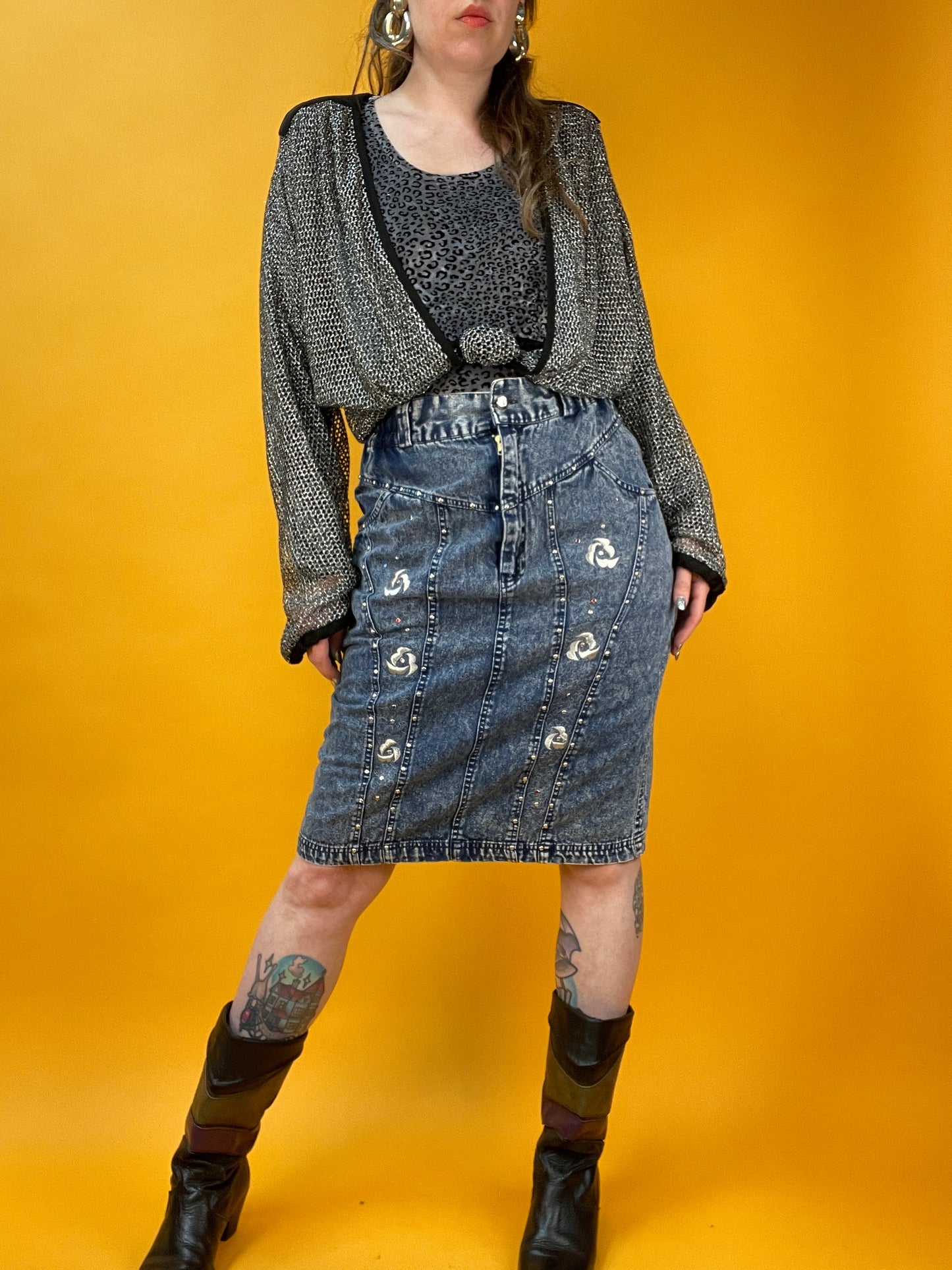 80s Denimrock mit bunten Glitzersteinen und Blumenbestickung