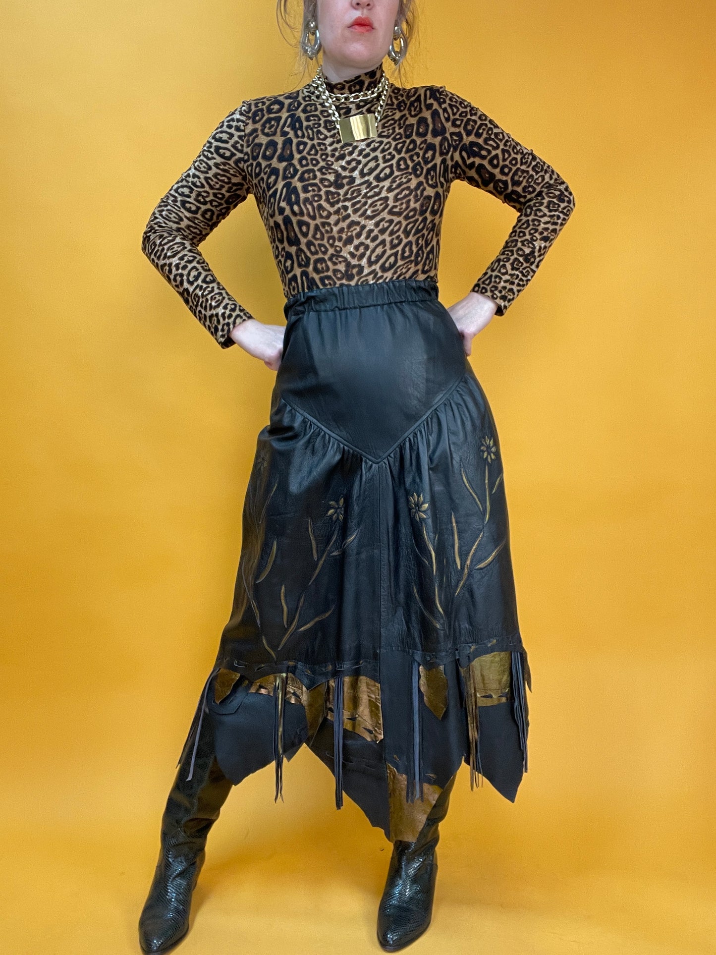 Glamouröser 80s Westernrock aus Leder mit goldfarbenen Akzenten und Fransenbesatz