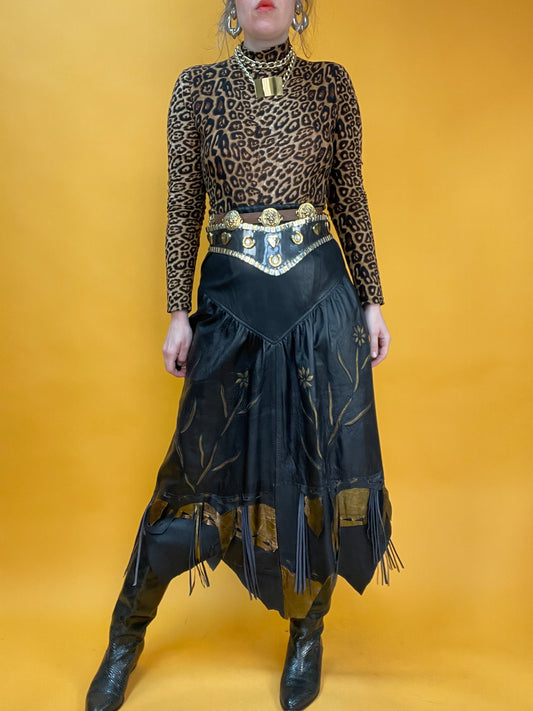 Glamouröser 80s Westernrock aus Leder mit goldfarbenen Akzenten und Fransenbesatz