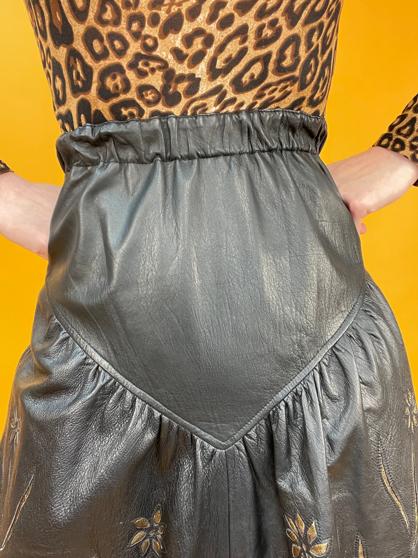 Glamouröser 80s Westernrock aus Leder mit goldfarbenen Akzenten und Fransenbesatz