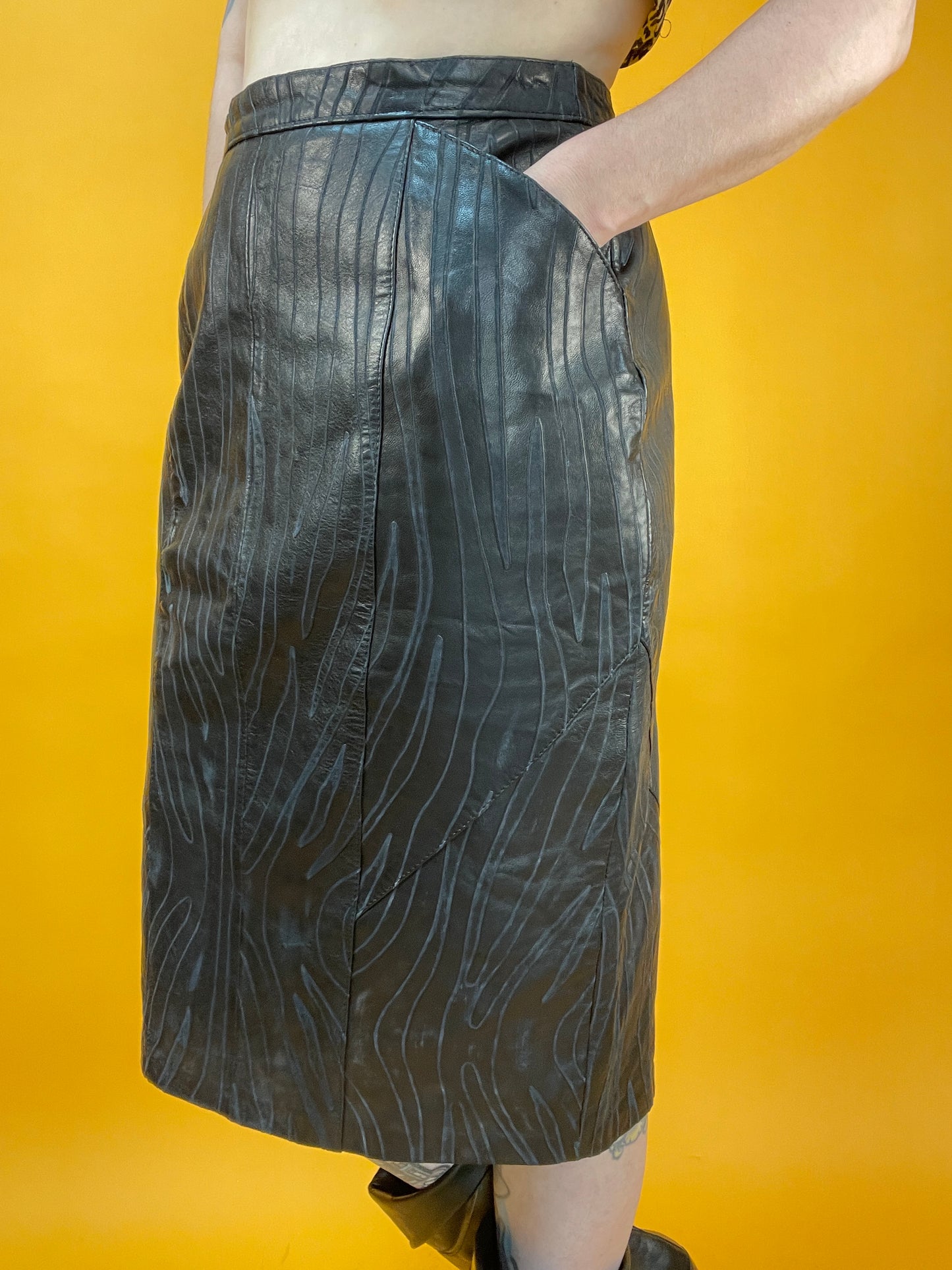 80s Lederrock mit edgy eingestanztem Tigermuster