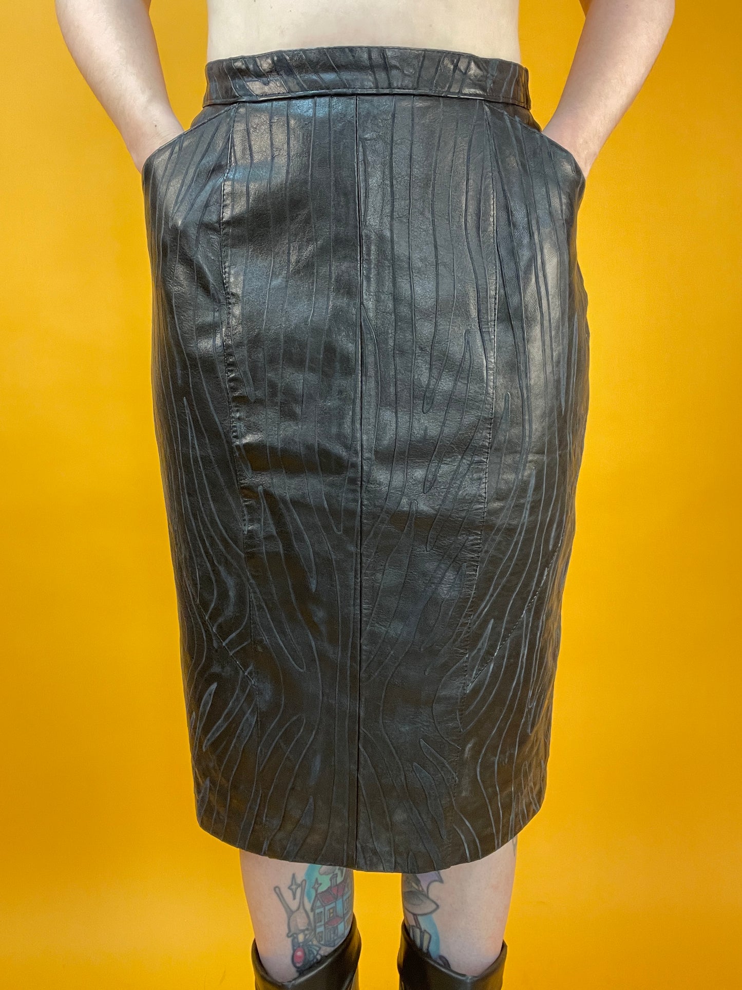80s Lederrock mit edgy eingestanztem Tigermuster