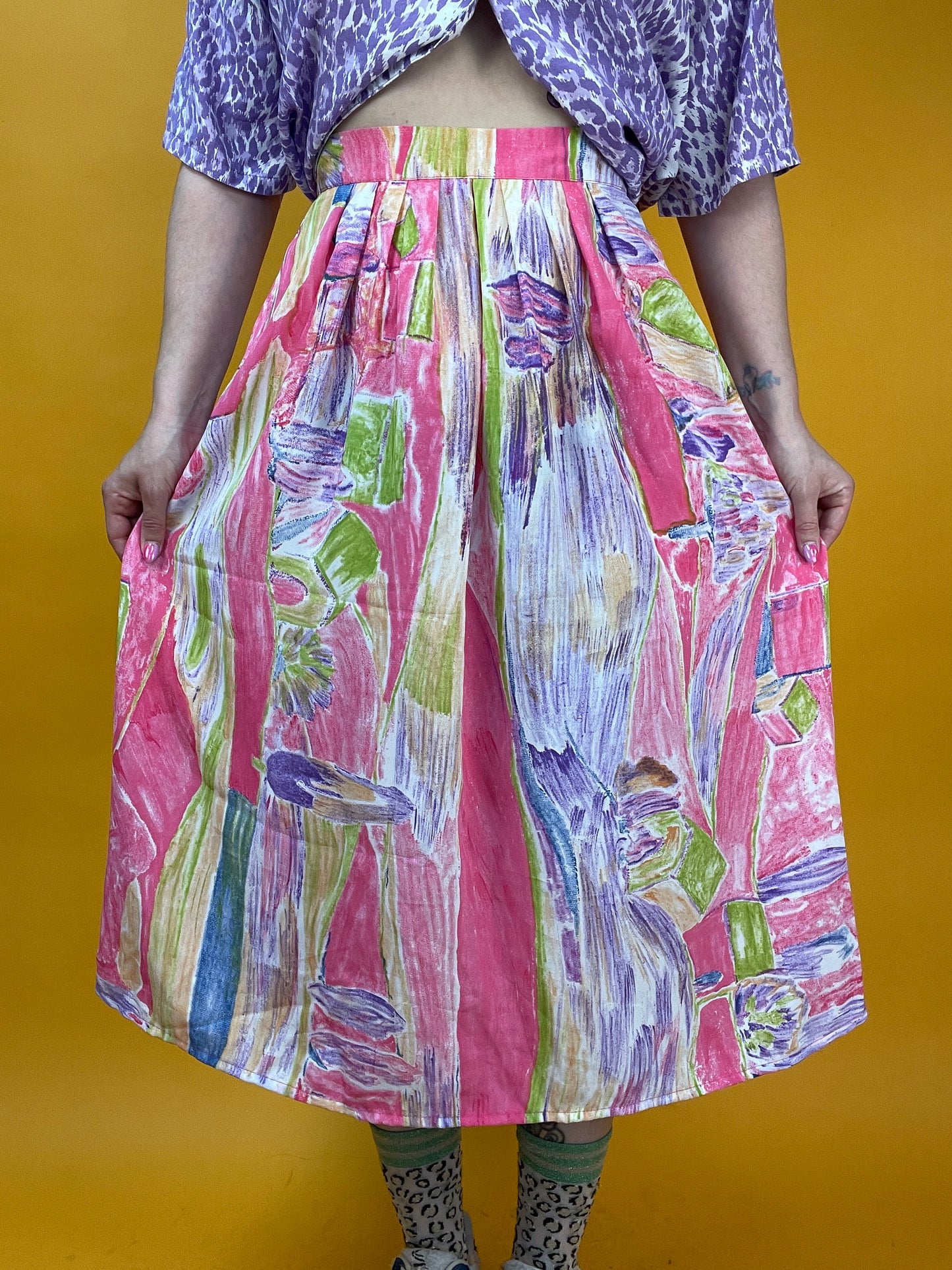 Megasüßer 80s/90s Midirock mit coolem Print in frischen Farben