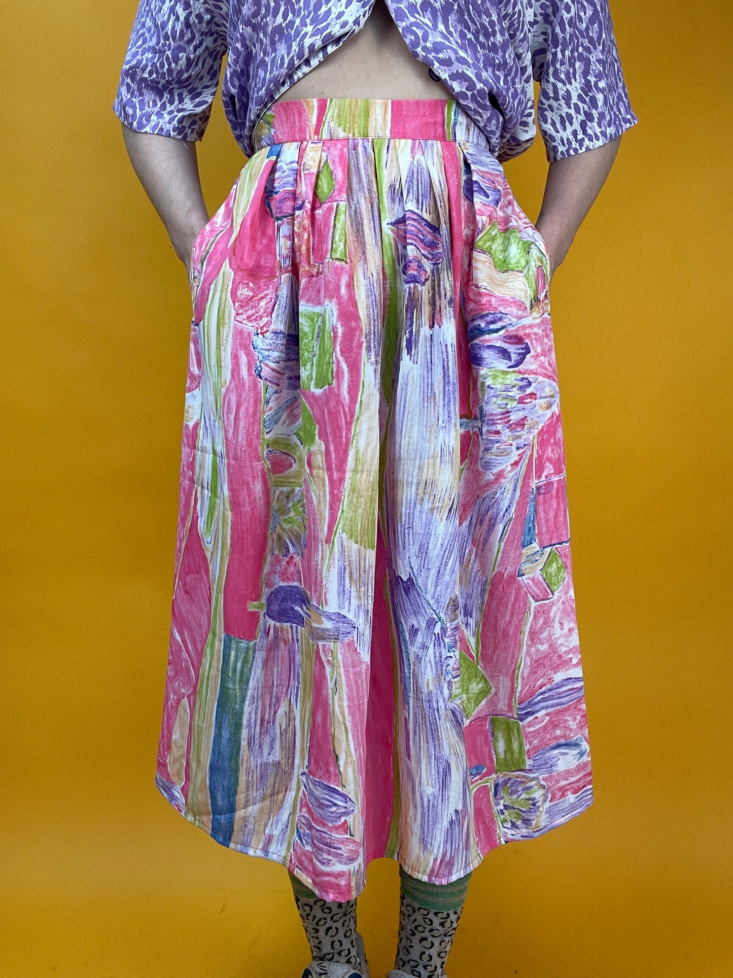 Megasüßer 80s/90s Midirock mit coolem Print in frischen Farben