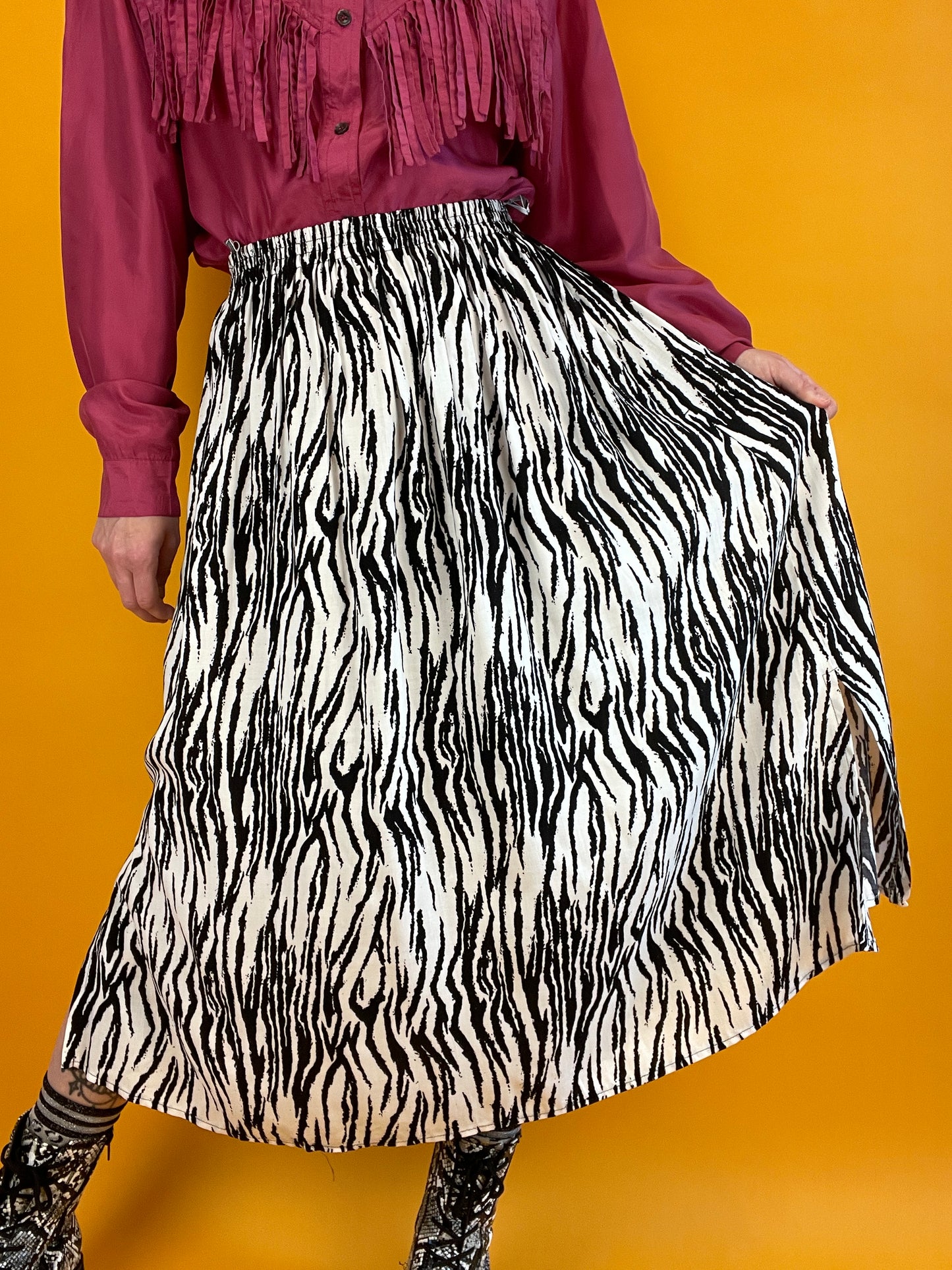 Sommerlich-luftiger Midirock mit Zebraprint