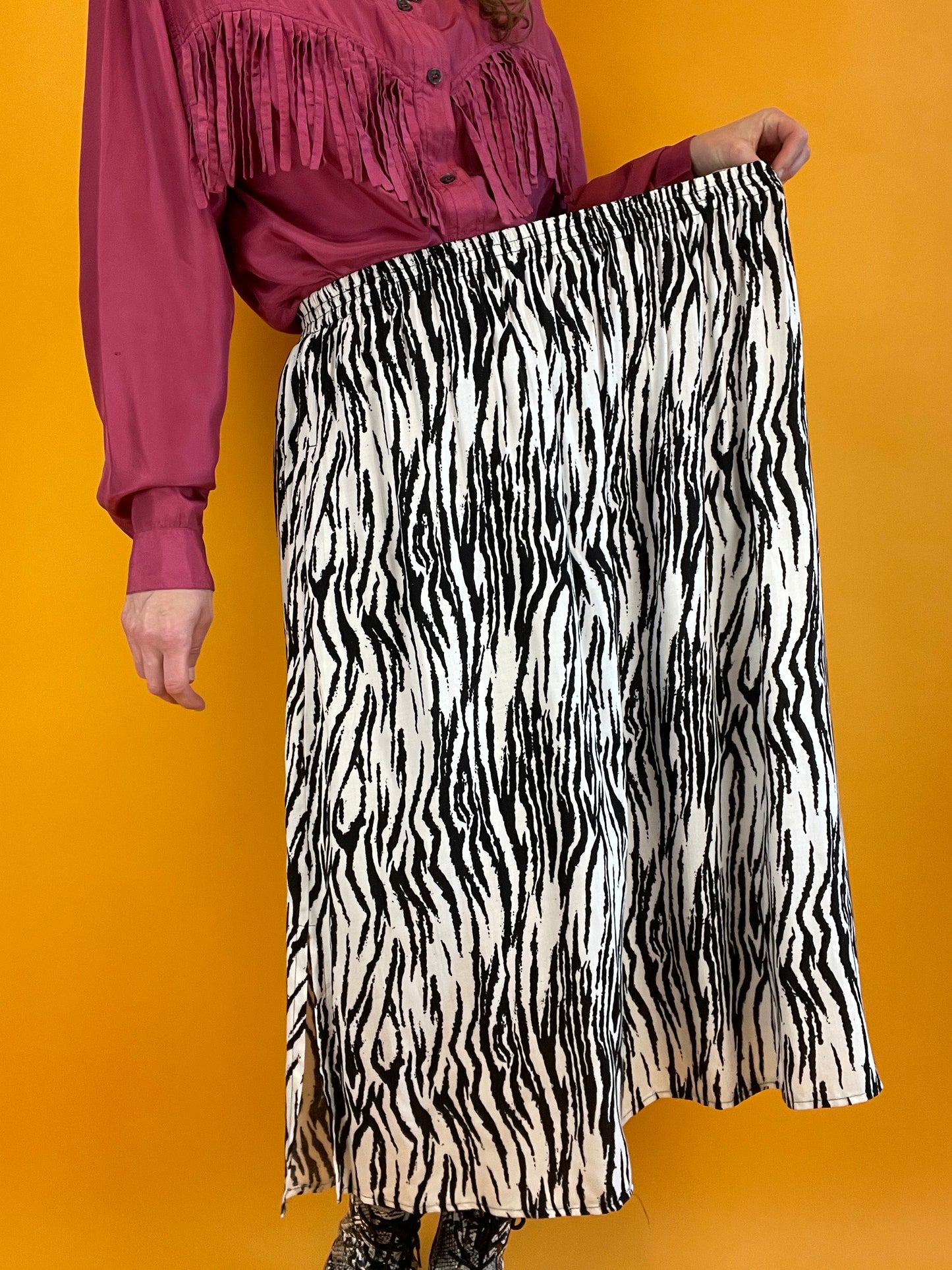 Sommerlich-luftiger Midirock mit Zebraprint