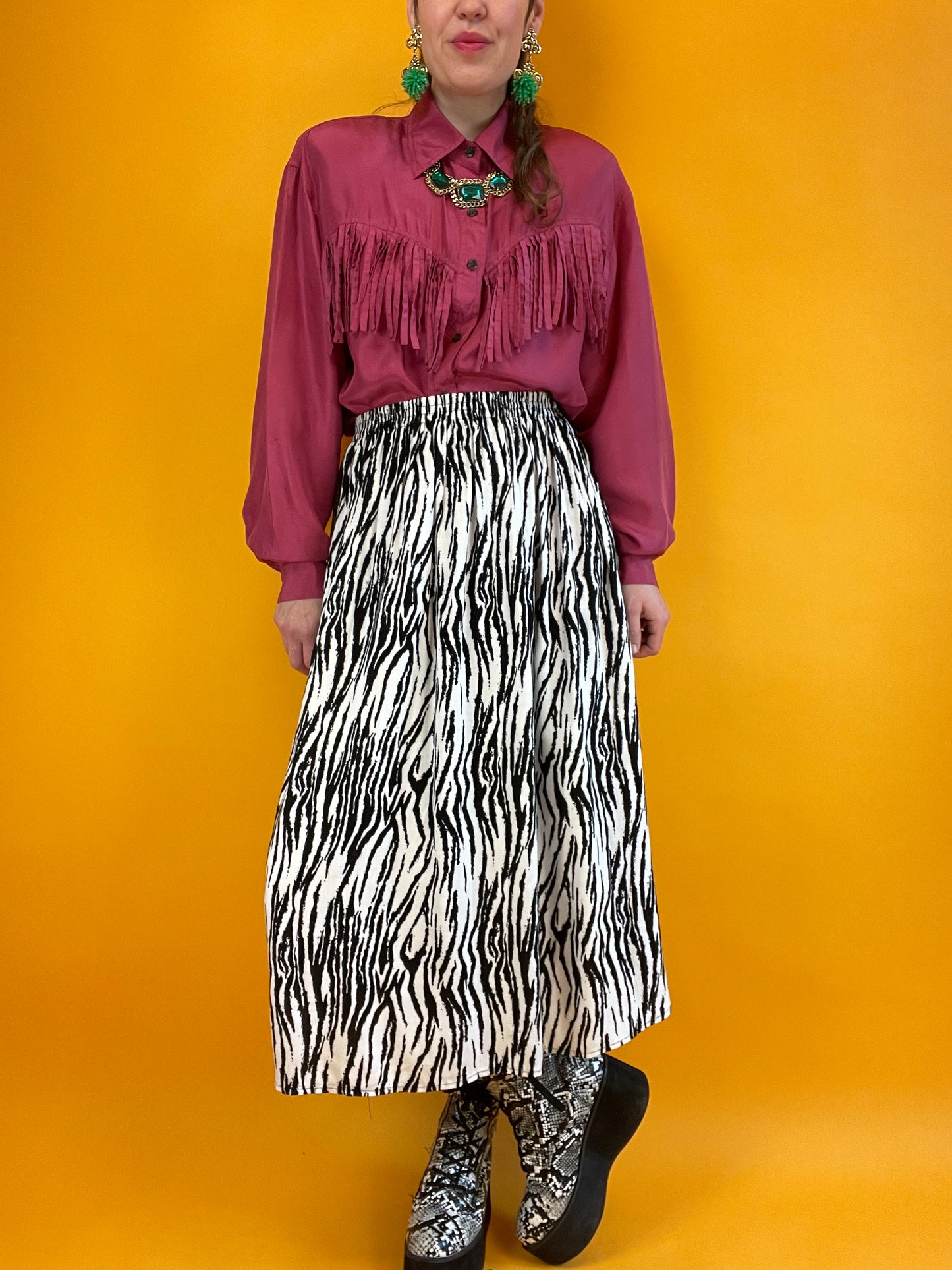 Sommerlich-luftiger Midirock mit Zebraprint