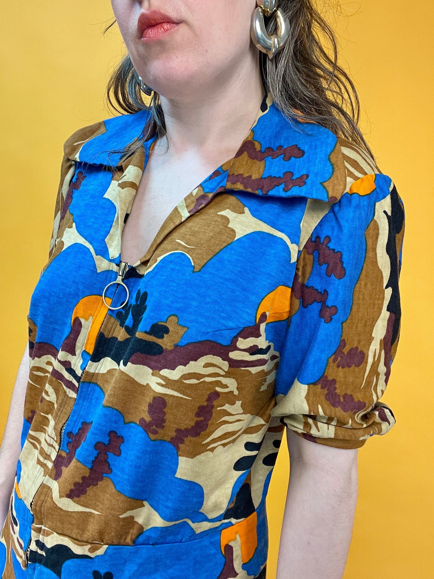 Famoser 70s Jersey Zweiteiler mit sommerlichem Wüstenszenario