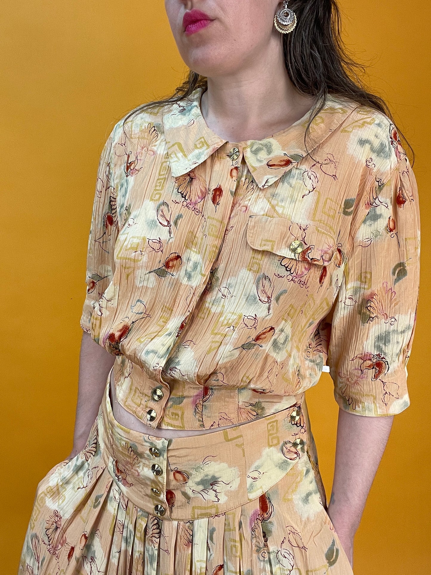 Altrosa 80s/90s Set aus cropped Blusenshirt und Faltenrock