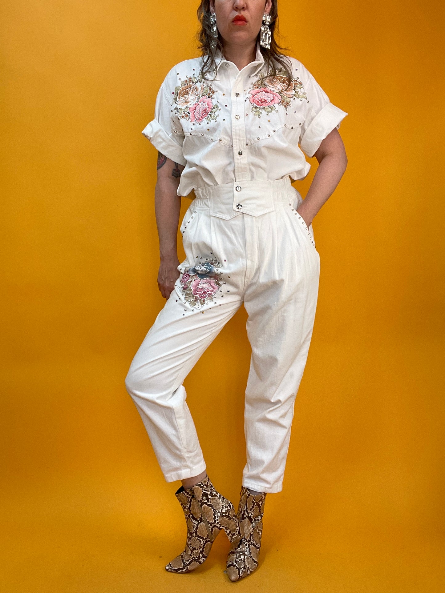 80s Set aus weißem Denim mit bunten Glitzersteinen und Rosenapplikationen