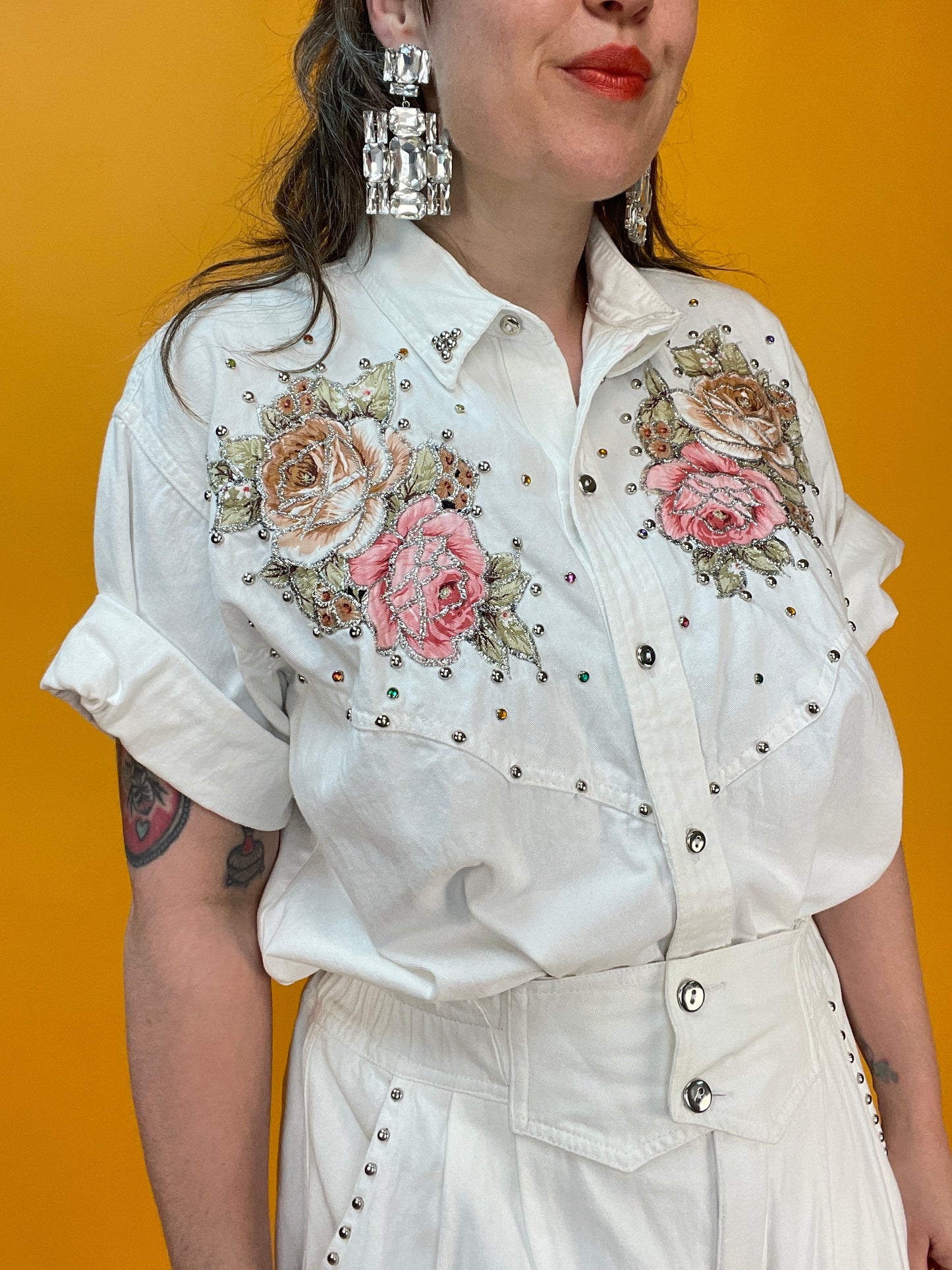 80s Set aus weißem Denim mit bunten Glitzersteinen und Rosenapplikationen
