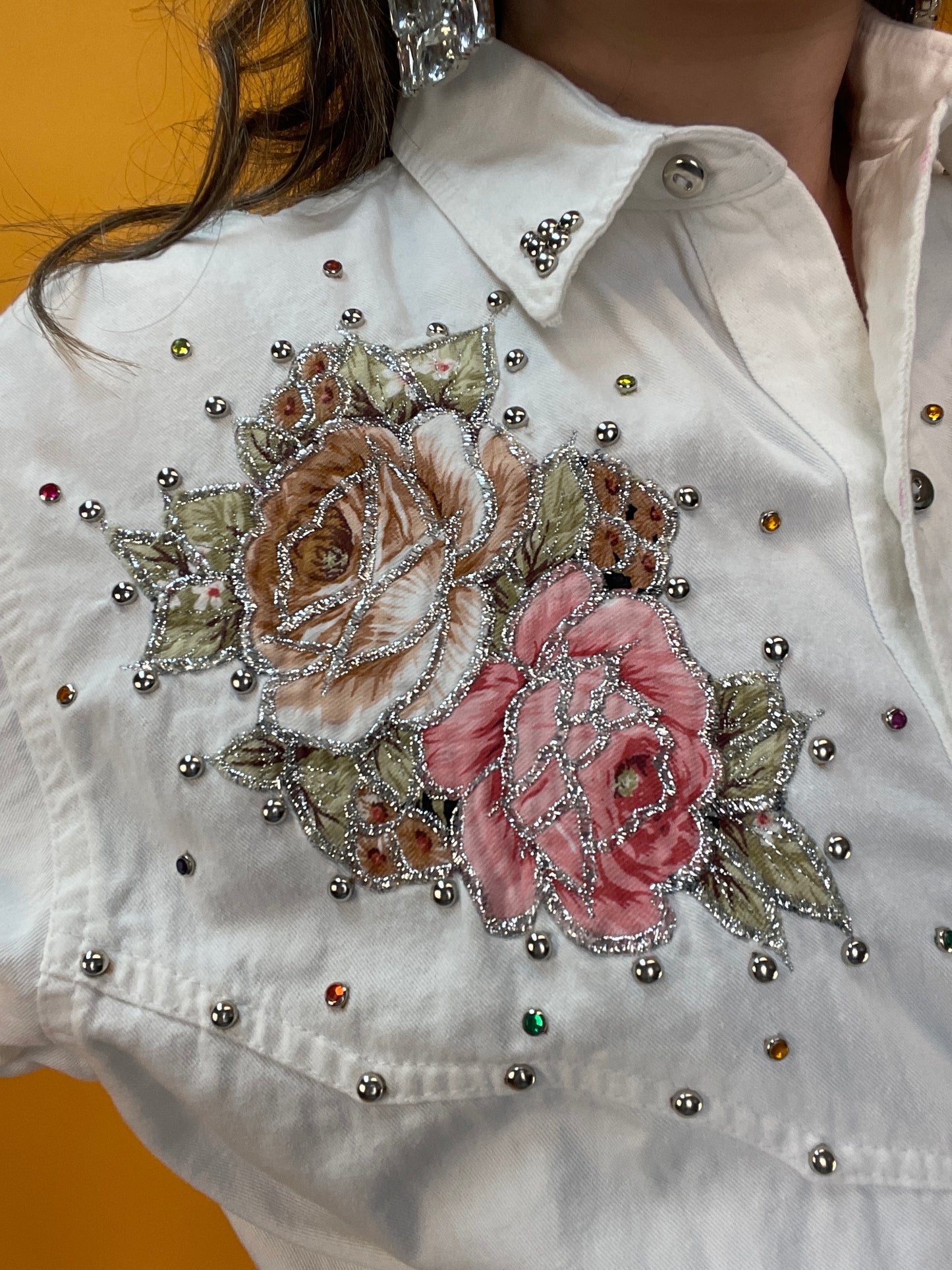 80s Set aus weißem Denim mit bunten Glitzersteinen und Rosenapplikationen