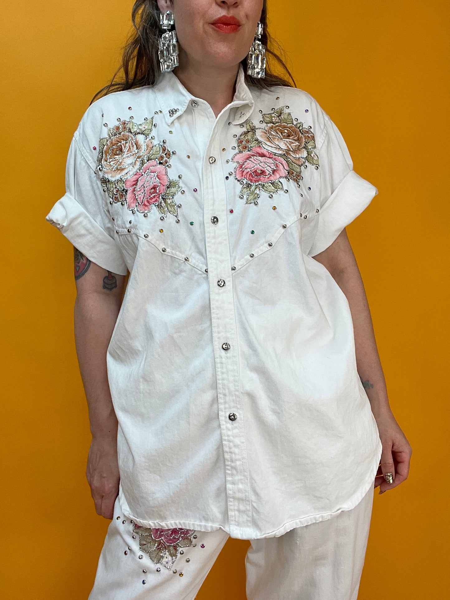 80s Set aus weißem Denim mit bunten Glitzersteinen und Rosenapplikationen