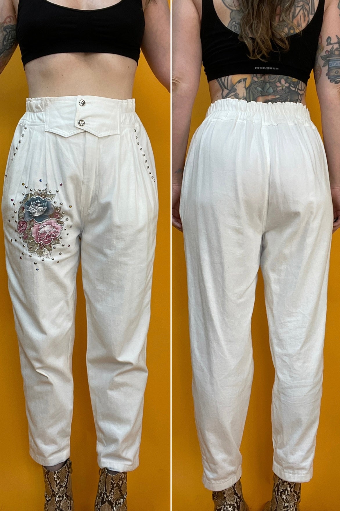 80s Set aus weißem Denim mit bunten Glitzersteinen und Rosenapplikationen