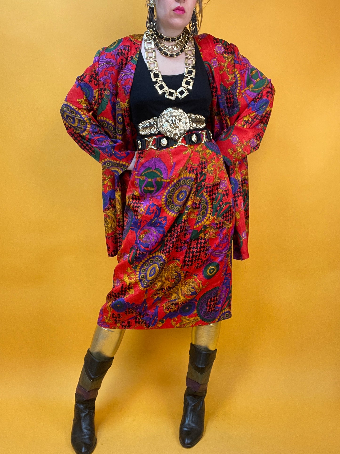 Opulentes 80s Set aus Rock und Überwurf mit aufdringlichem Print