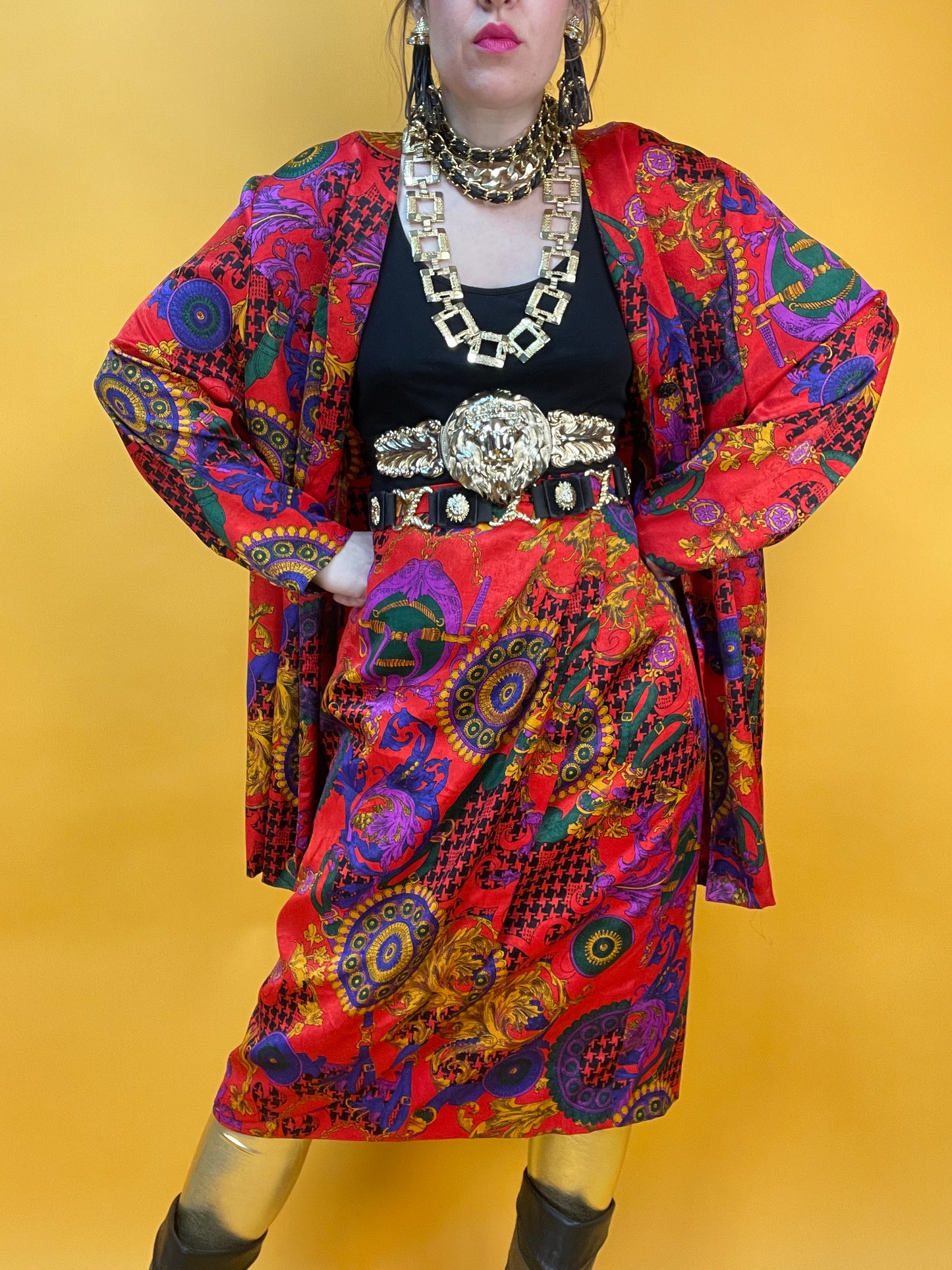 Opulentes 80s Set aus Rock und Überwurf mit aufdringlichem Print