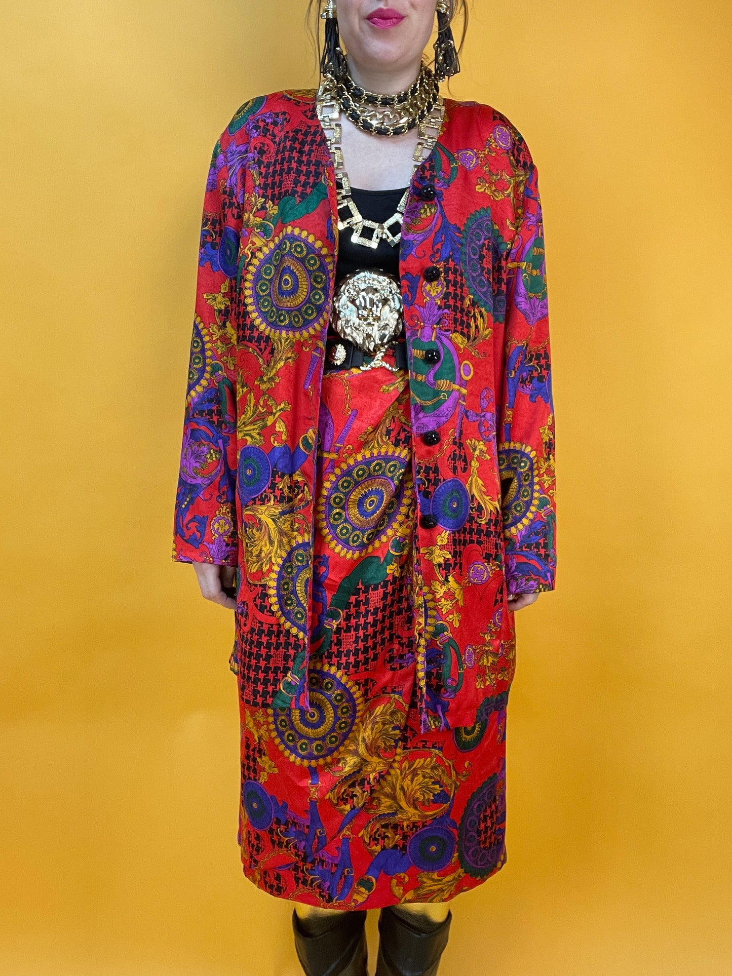 Opulentes 80s Set aus Rock und Überwurf mit aufdringlichem Print
