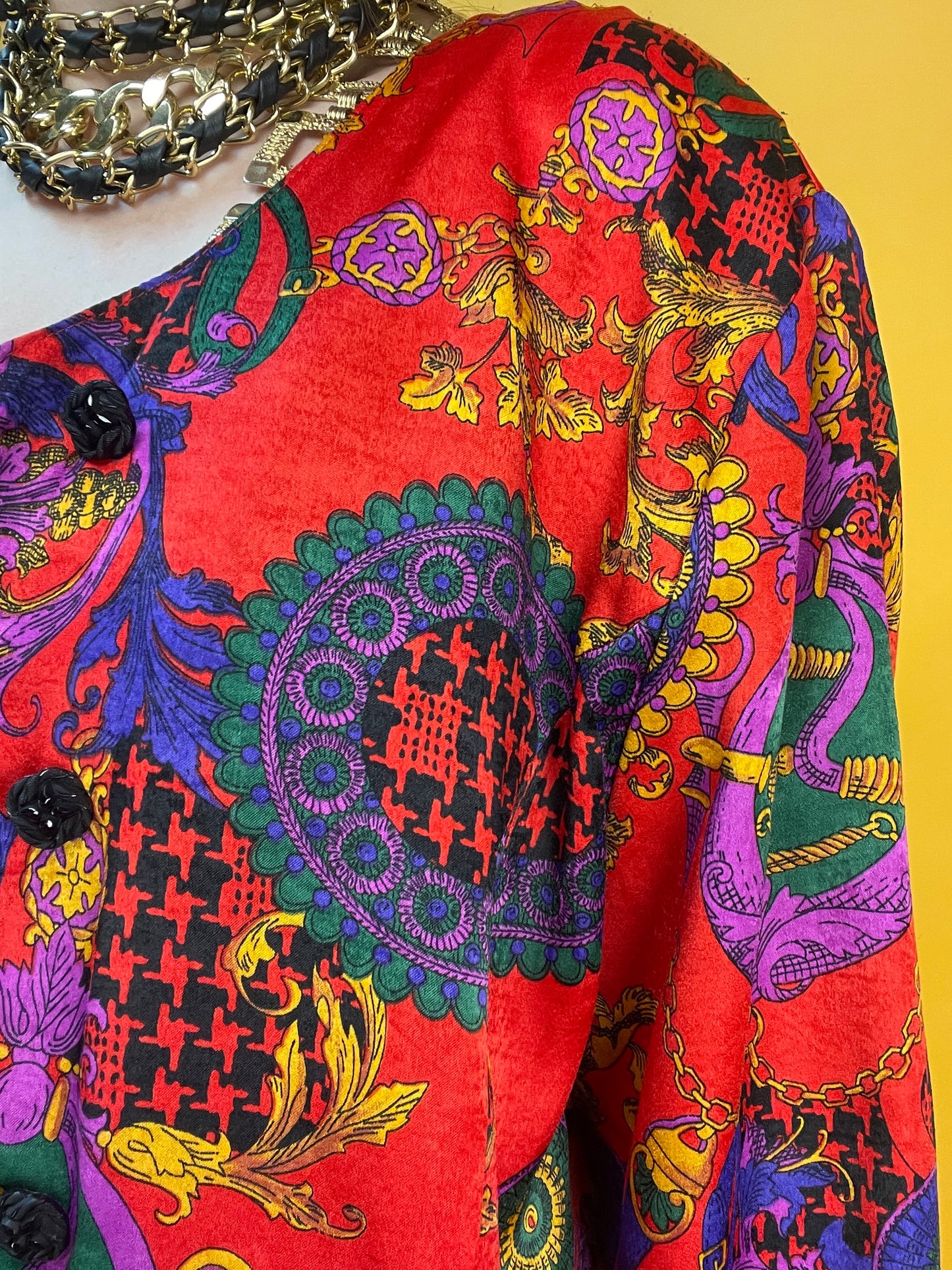Opulentes 80s Set aus Rock und Überwurf mit aufdringlichem Print