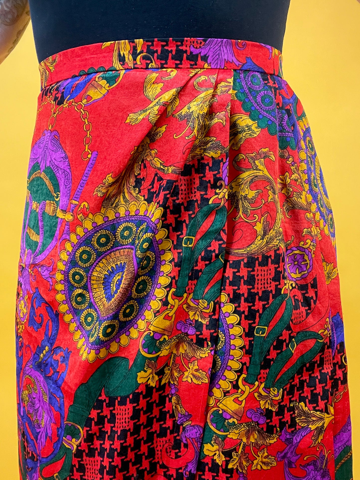 Opulentes 80s Set aus Rock und Überwurf mit aufdringlichem Print