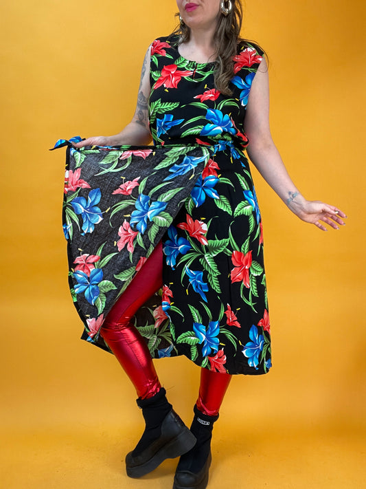 Sommerlicher Zweiteiler mit tropischem Hibiskusblüten Print