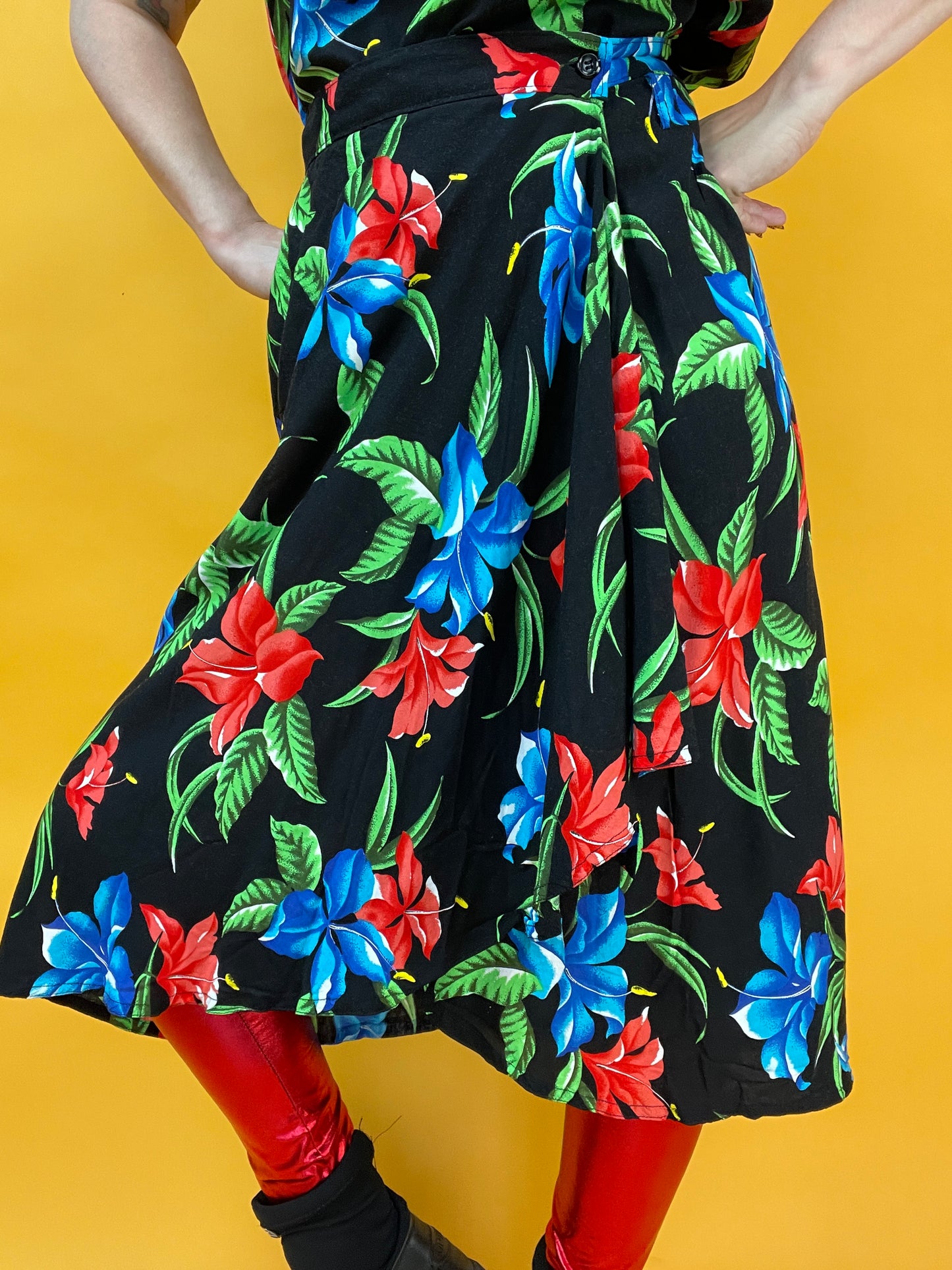 Sommerlicher Zweiteiler mit tropischem Hibiskusblüten Print