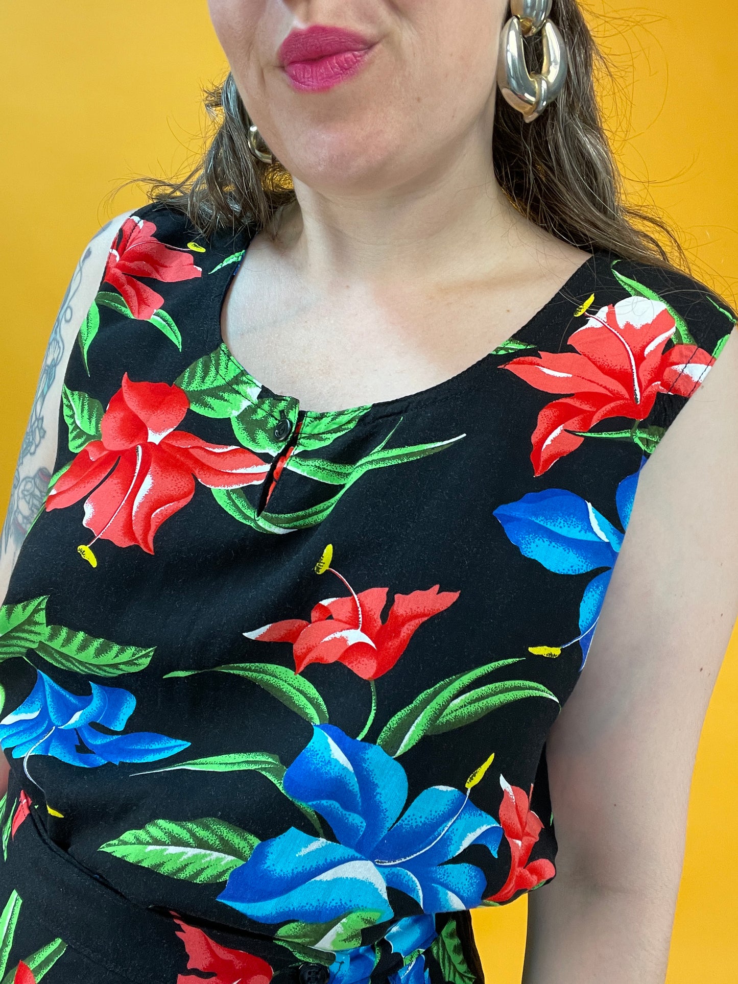 Sommerlicher Zweiteiler mit tropischem Hibiskusblüten Print