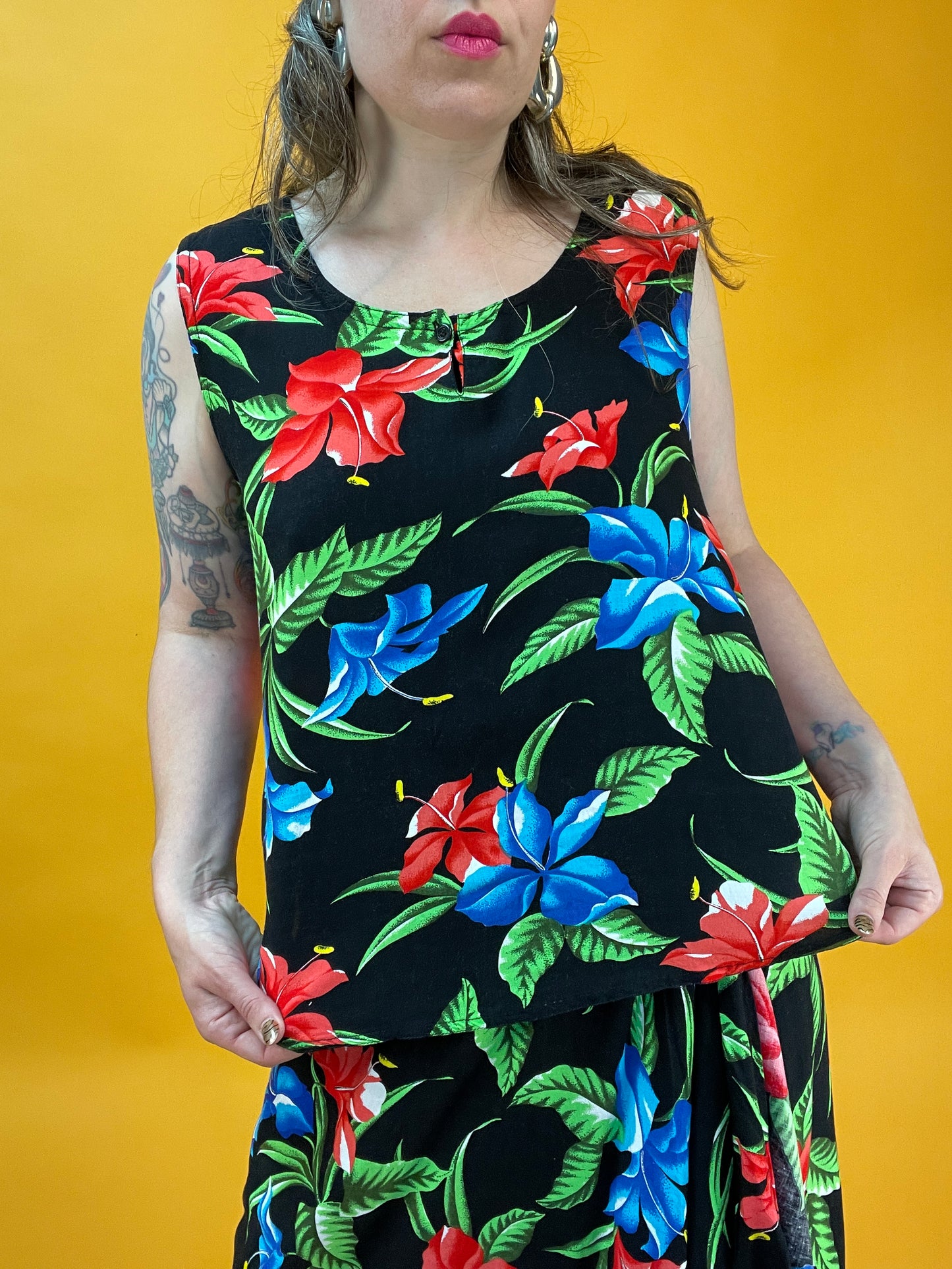 Sommerlicher Zweiteiler mit tropischem Hibiskusblüten Print