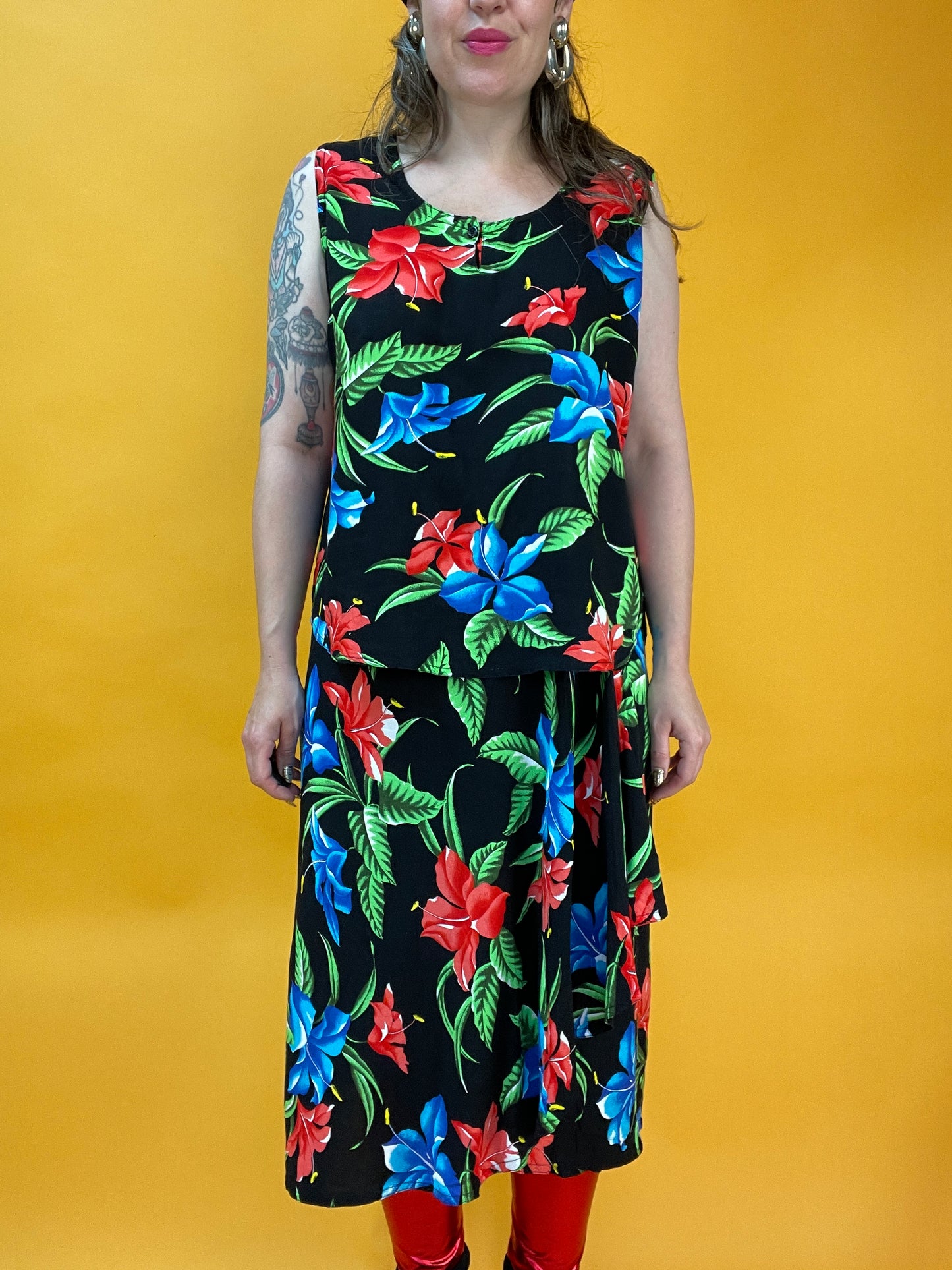 Sommerlicher Zweiteiler mit tropischem Hibiskusblüten Print