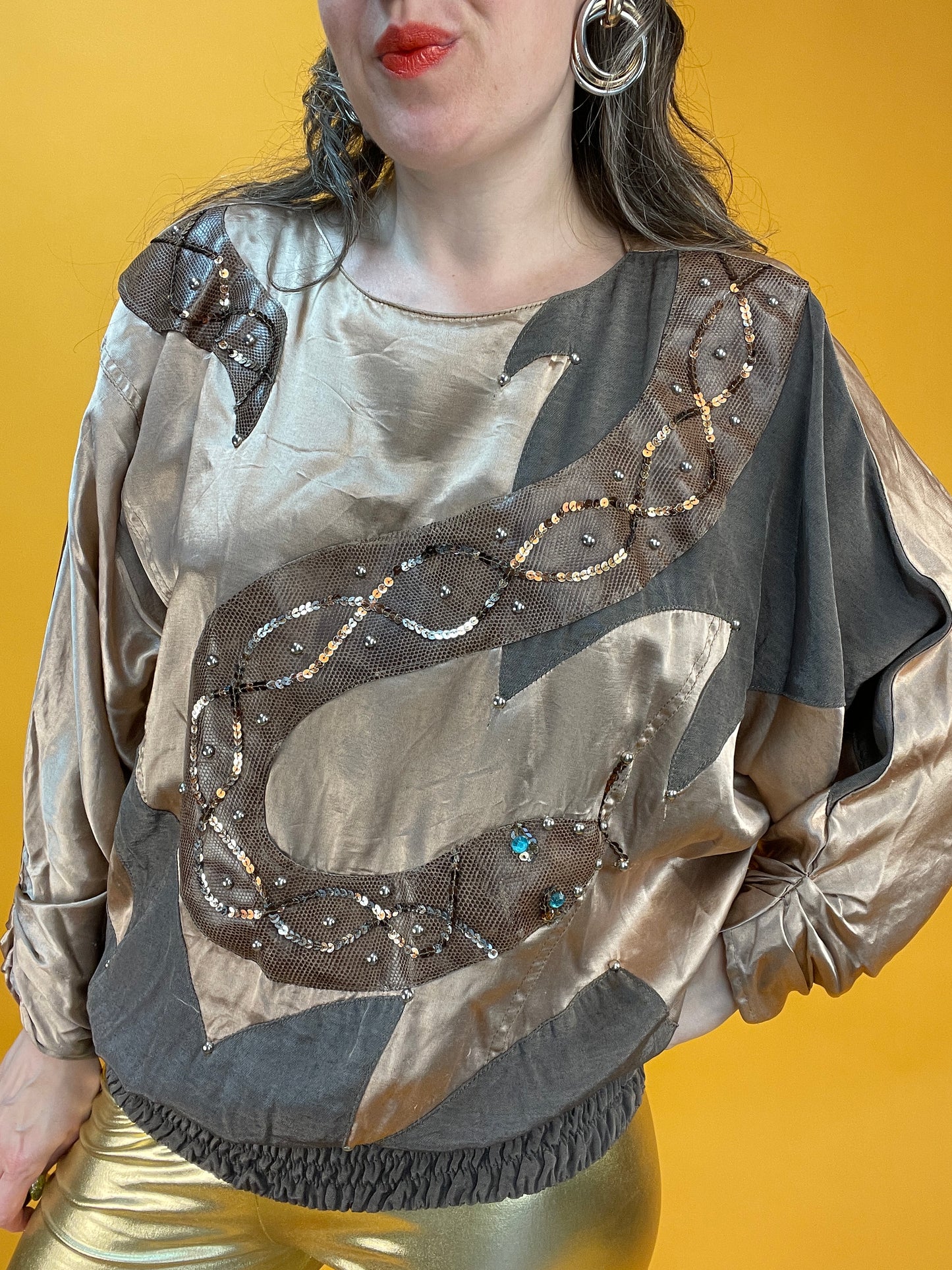 Schimmerndes 80s Satinshirt mit fetter Schlangenapplikation