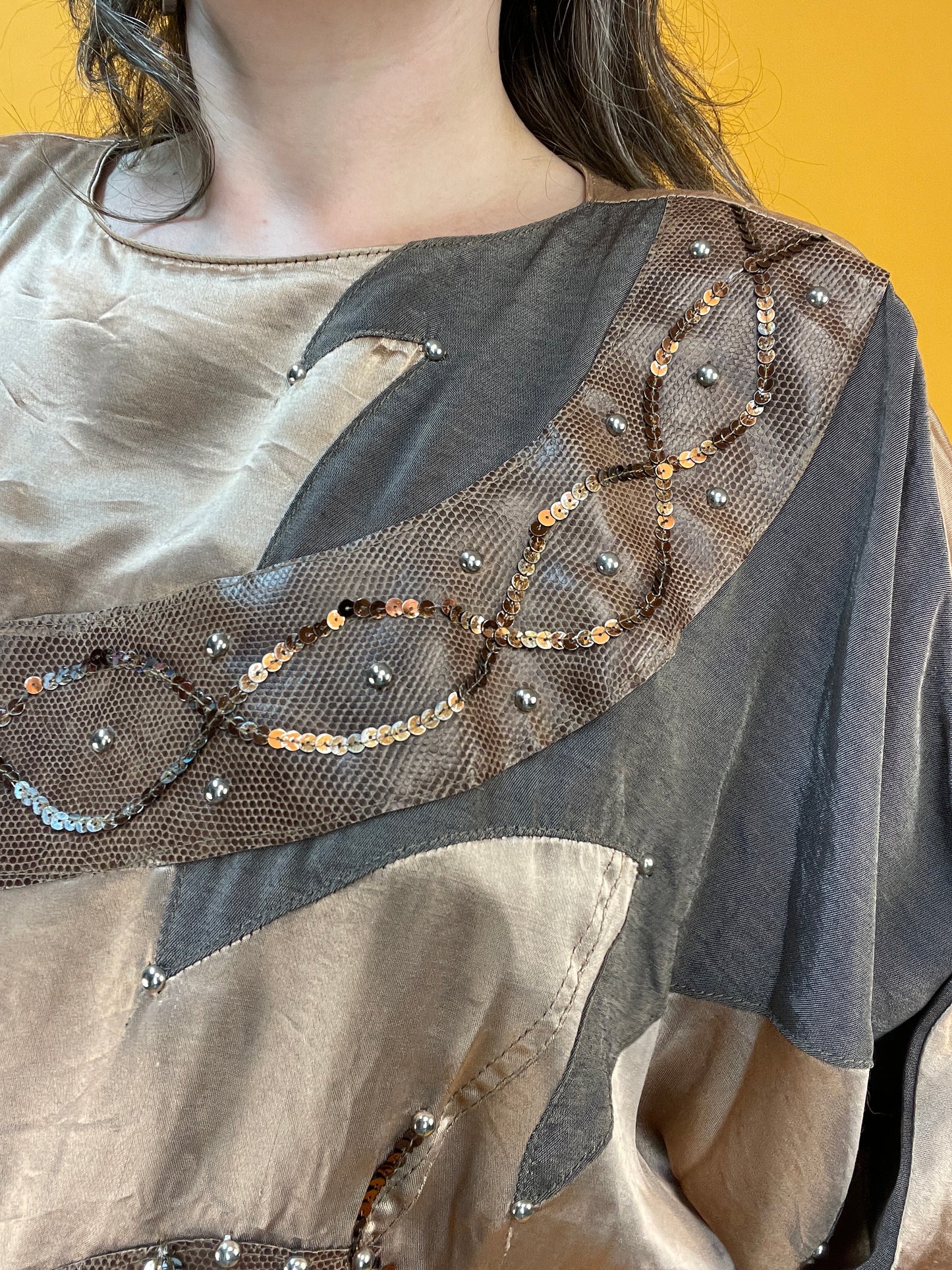 Schimmerndes 80s Satinshirt mit fetter Schlangenapplikation