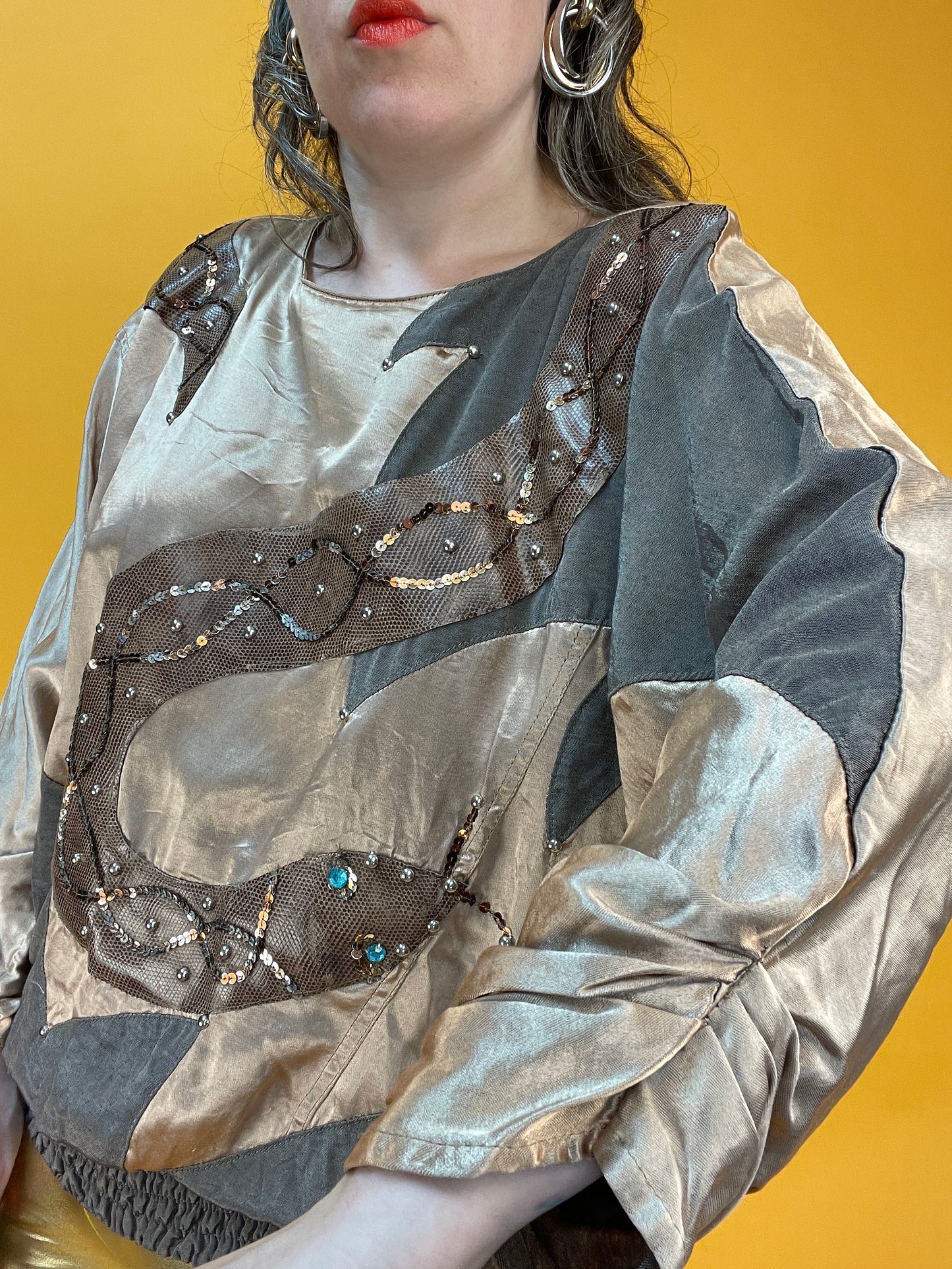 Schimmerndes 80s Satinshirt mit fetter Schlangenapplikation