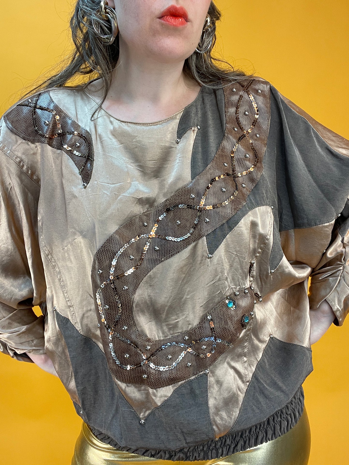 Schimmerndes 80s Satinshirt mit fetter Schlangenapplikation