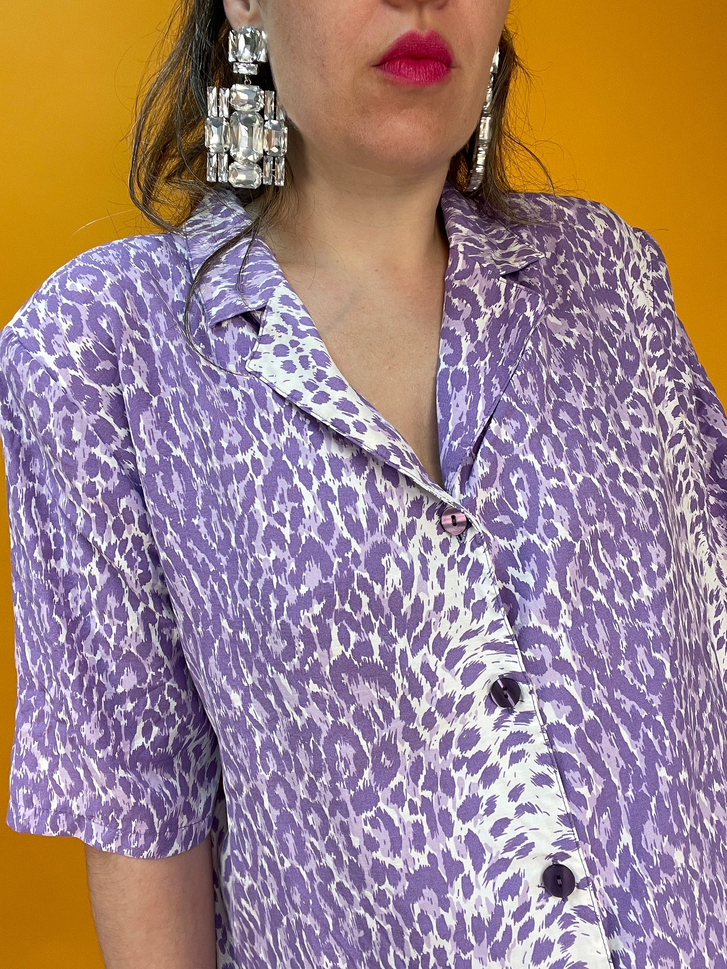 Sommerliches Blusenshirt mit coolem fliederfarbenem Leoprint