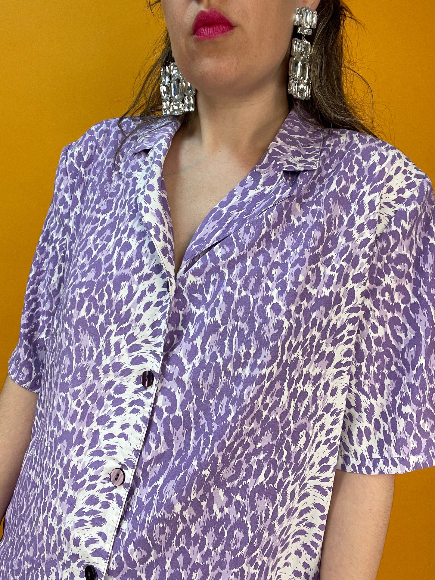 Sommerliches Blusenshirt mit coolem fliederfarbenem Leoprint