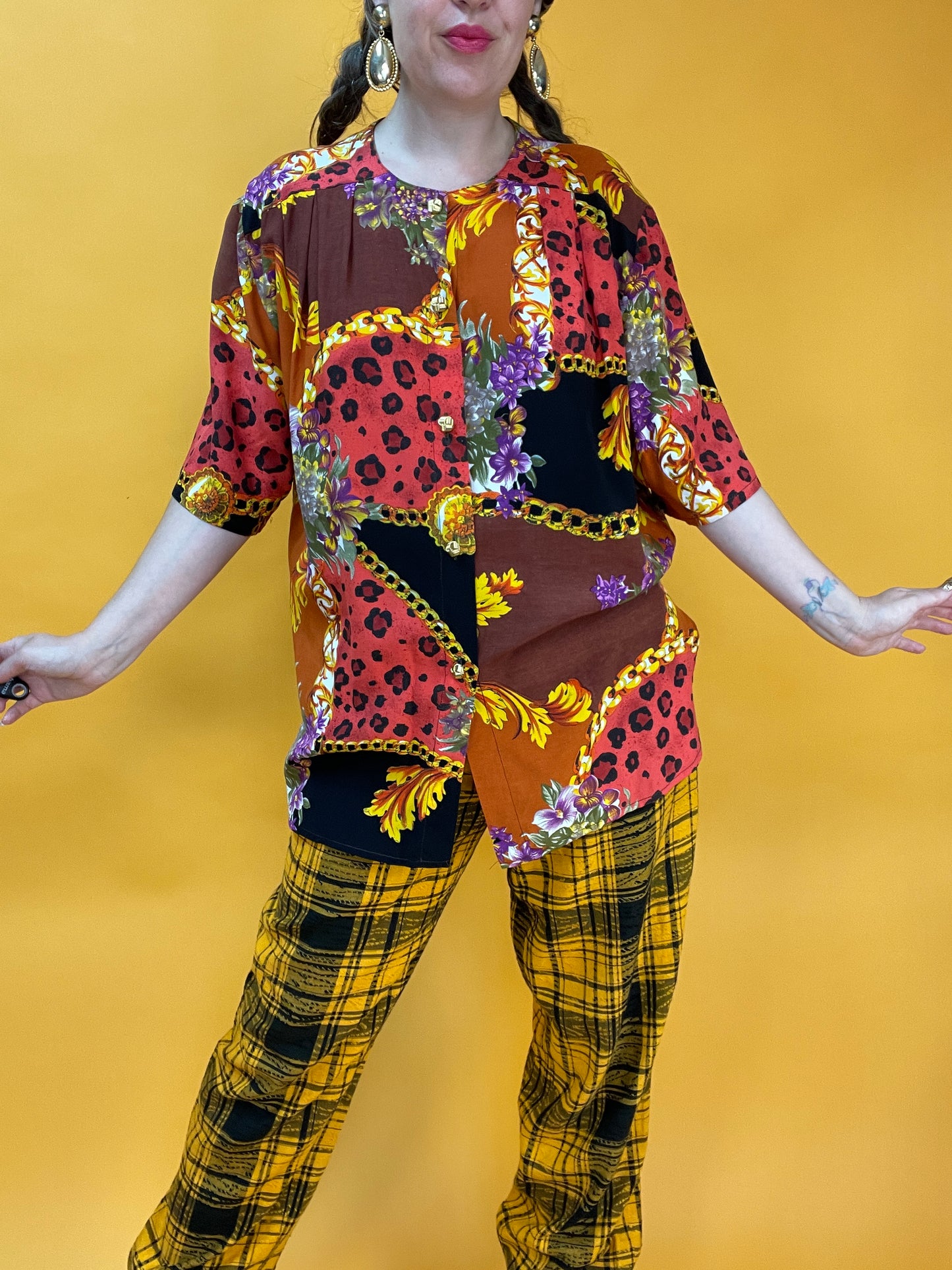 Opulent bedrucktes 80s/90s Animalprint-Barockshirt in peachy Farbkombi