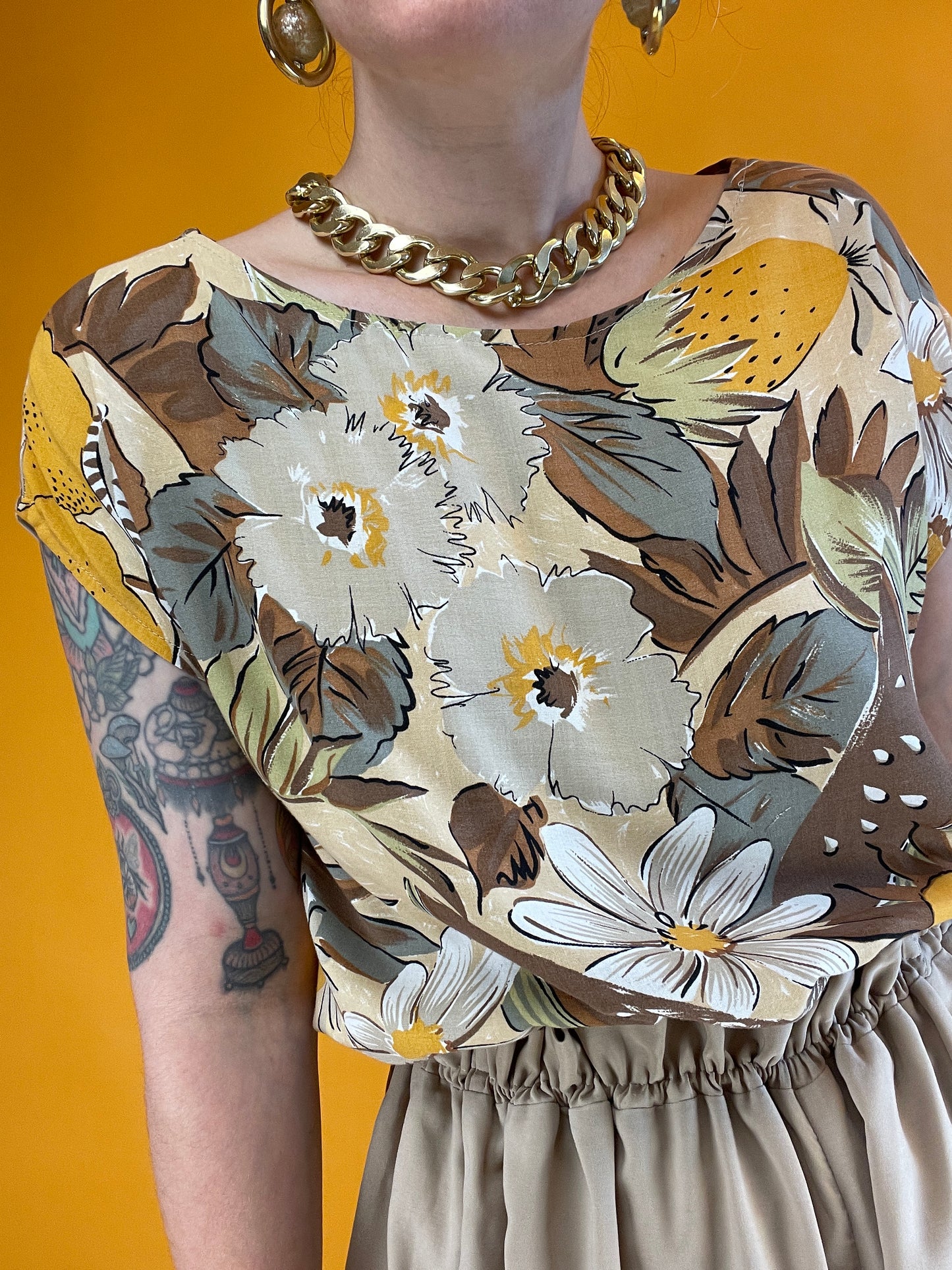 Sandfarbenes 80s/90s Sommershirt mit Blumenprint