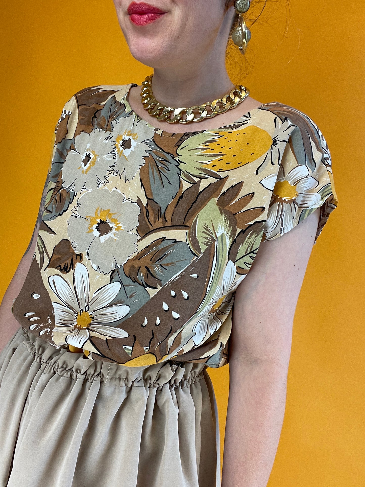 Sandfarbenes 80s/90s Sommershirt mit Blumenprint