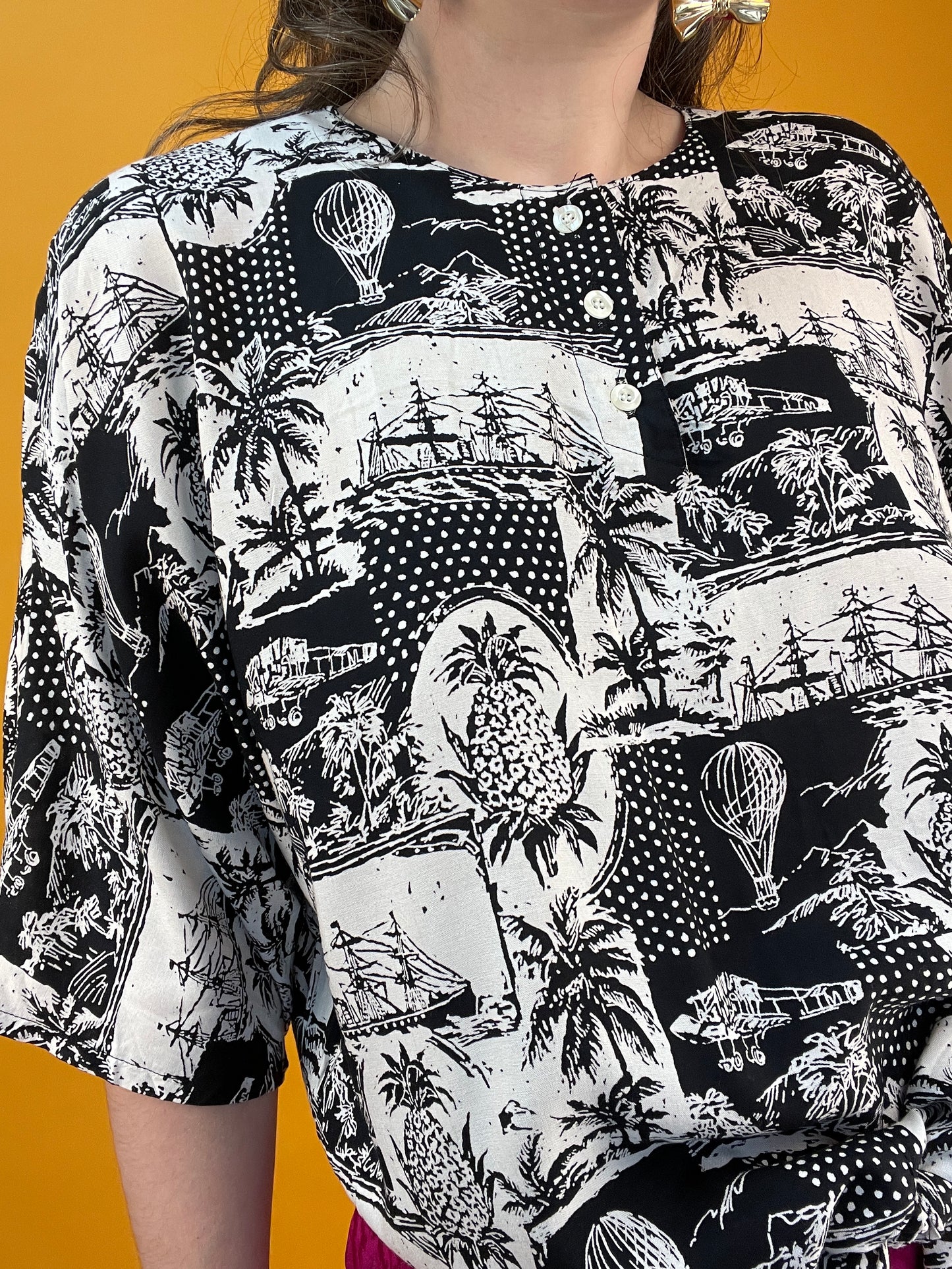 Luftiges cropped Sommershirt mit monochromen „Wimmelprint“