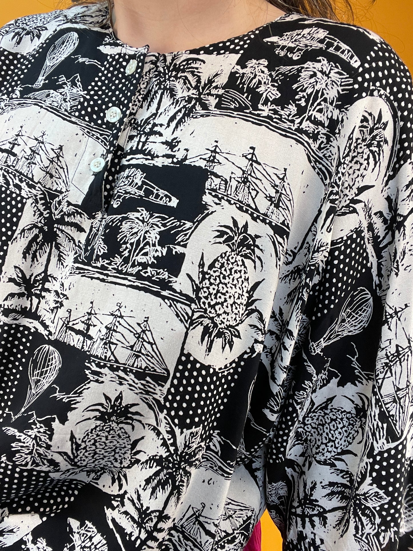 Luftiges cropped Sommershirt mit monochromen „Wimmelprint“
