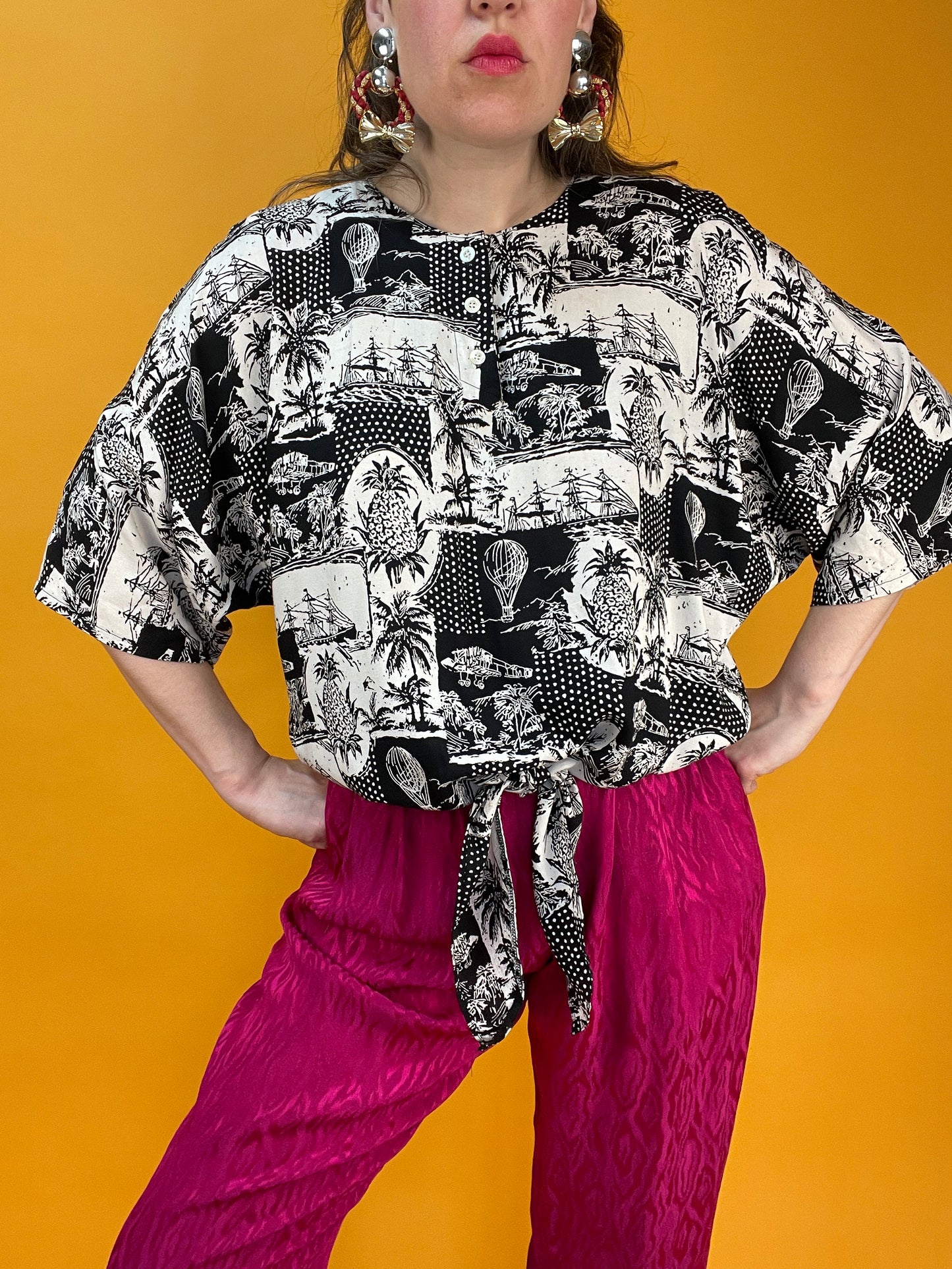 Luftiges cropped Sommershirt mit monochromen „Wimmelprint“