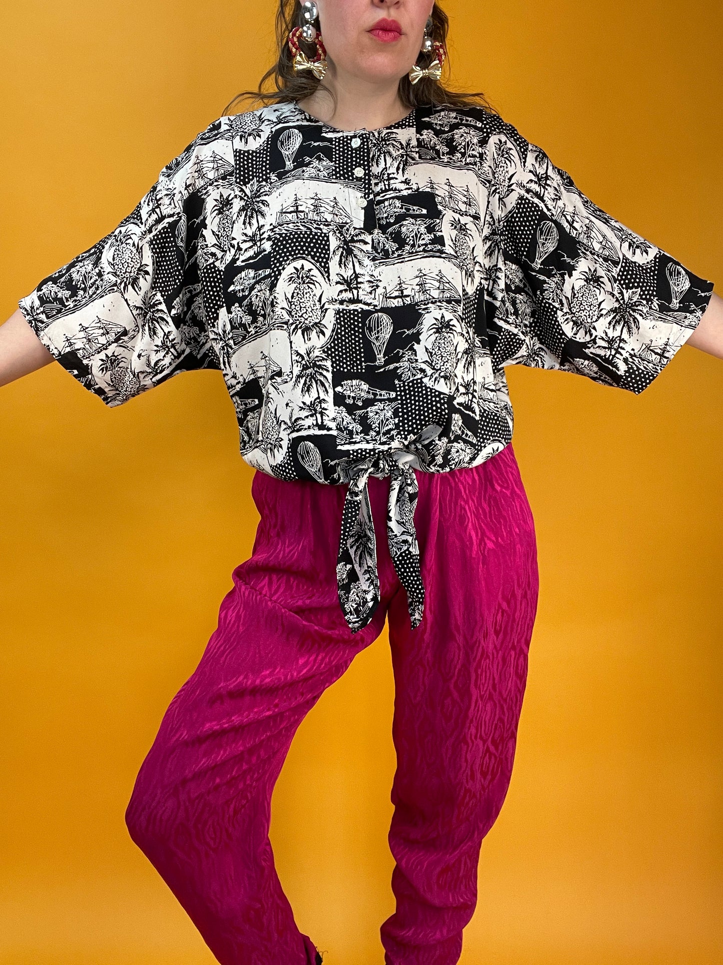 Luftiges cropped Sommershirt mit monochromen „Wimmelprint“