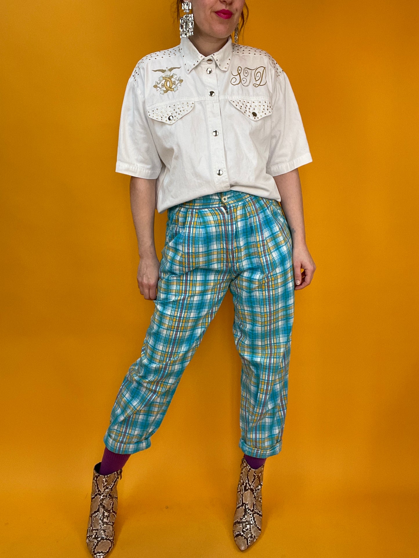 Nietenbesetztes Denimshirt mit goldenen Stickereien